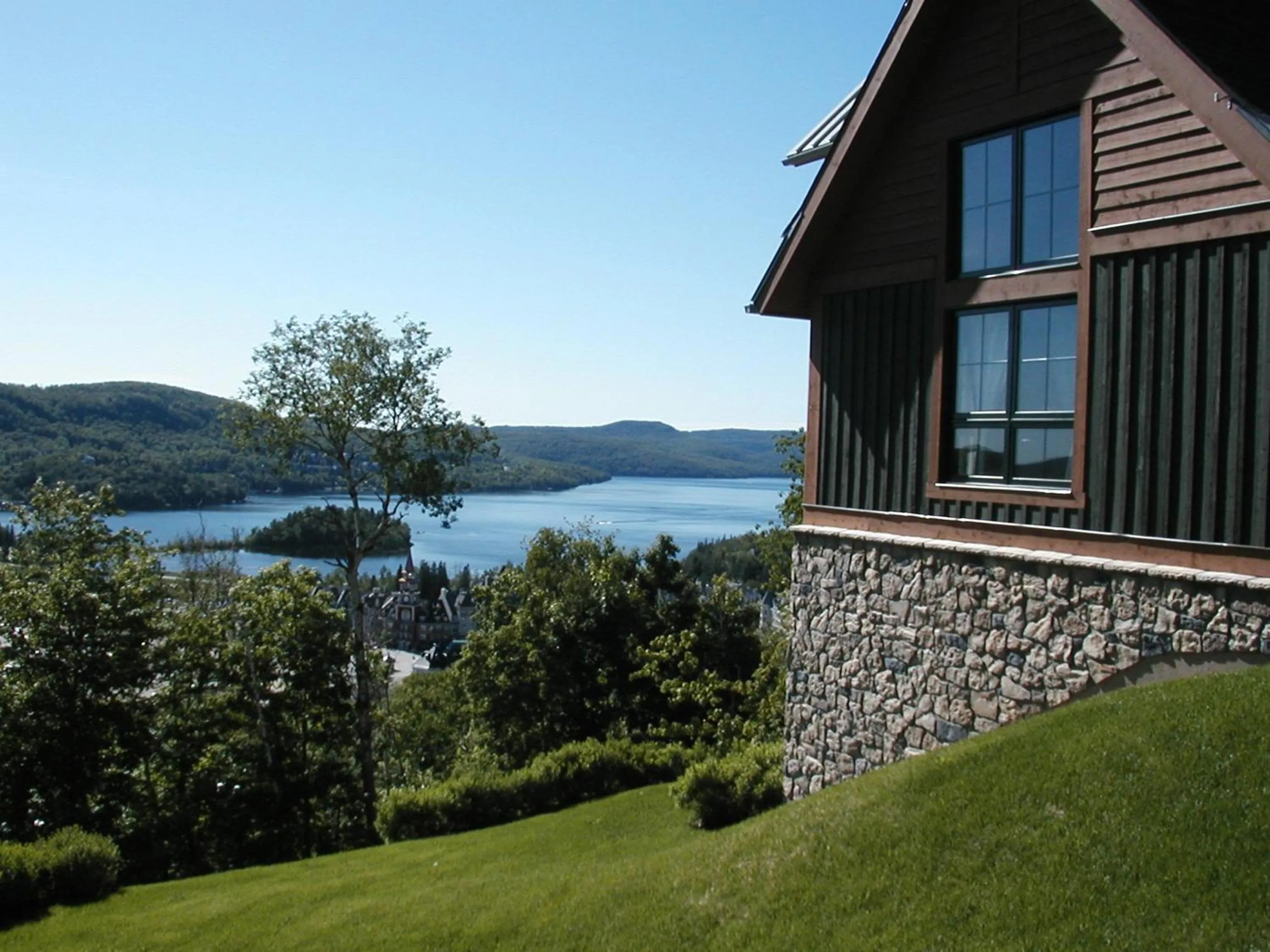 Facade/entrance in L'Équinoxe Rendez-Vous Mont-Tremblant