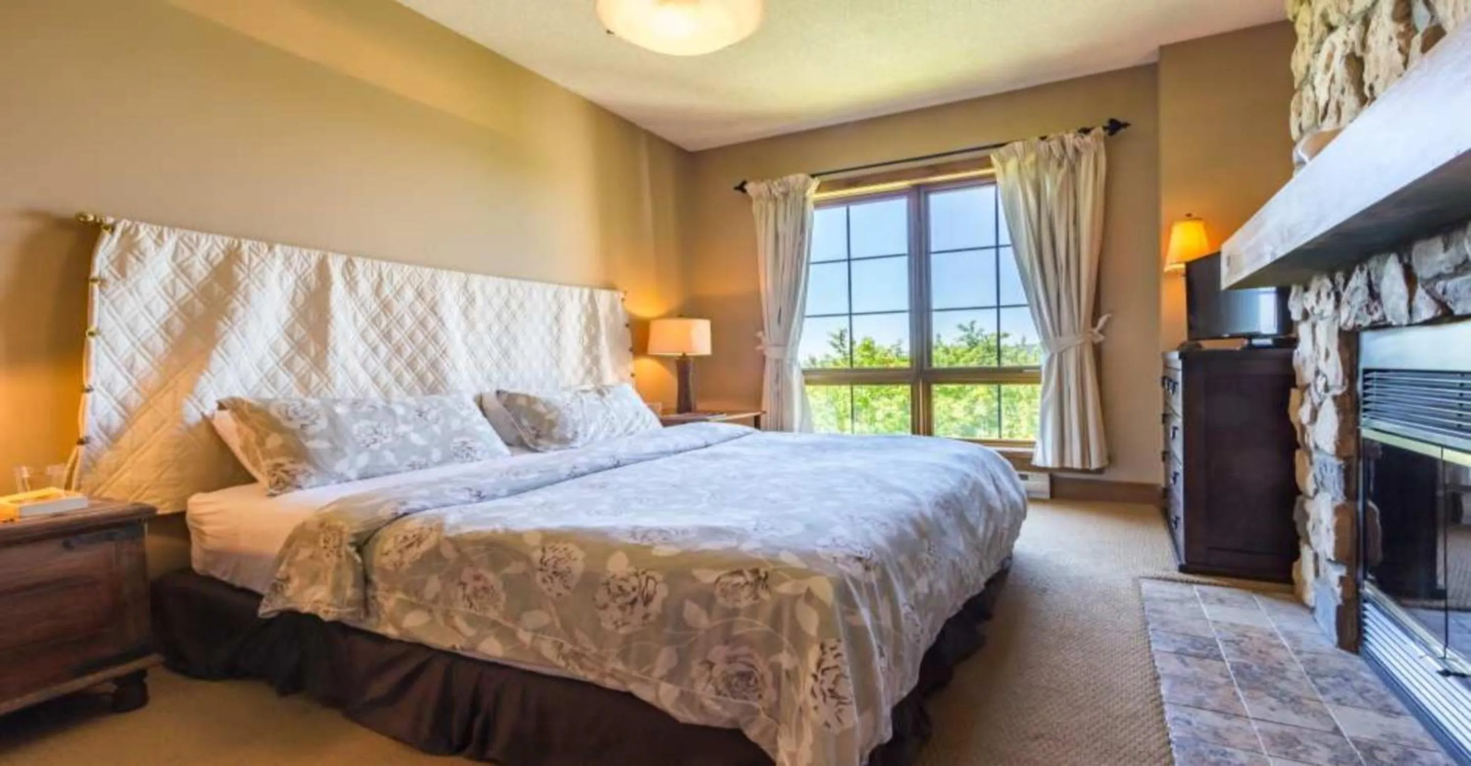 Bed in L'Équinoxe Rendez-Vous Mont-Tremblant