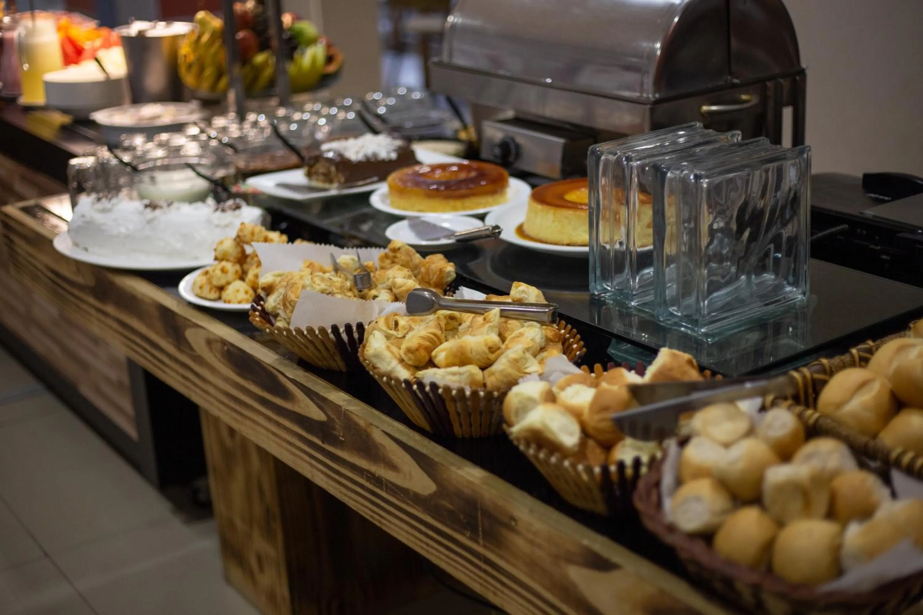 Emirates Hotel & Suites