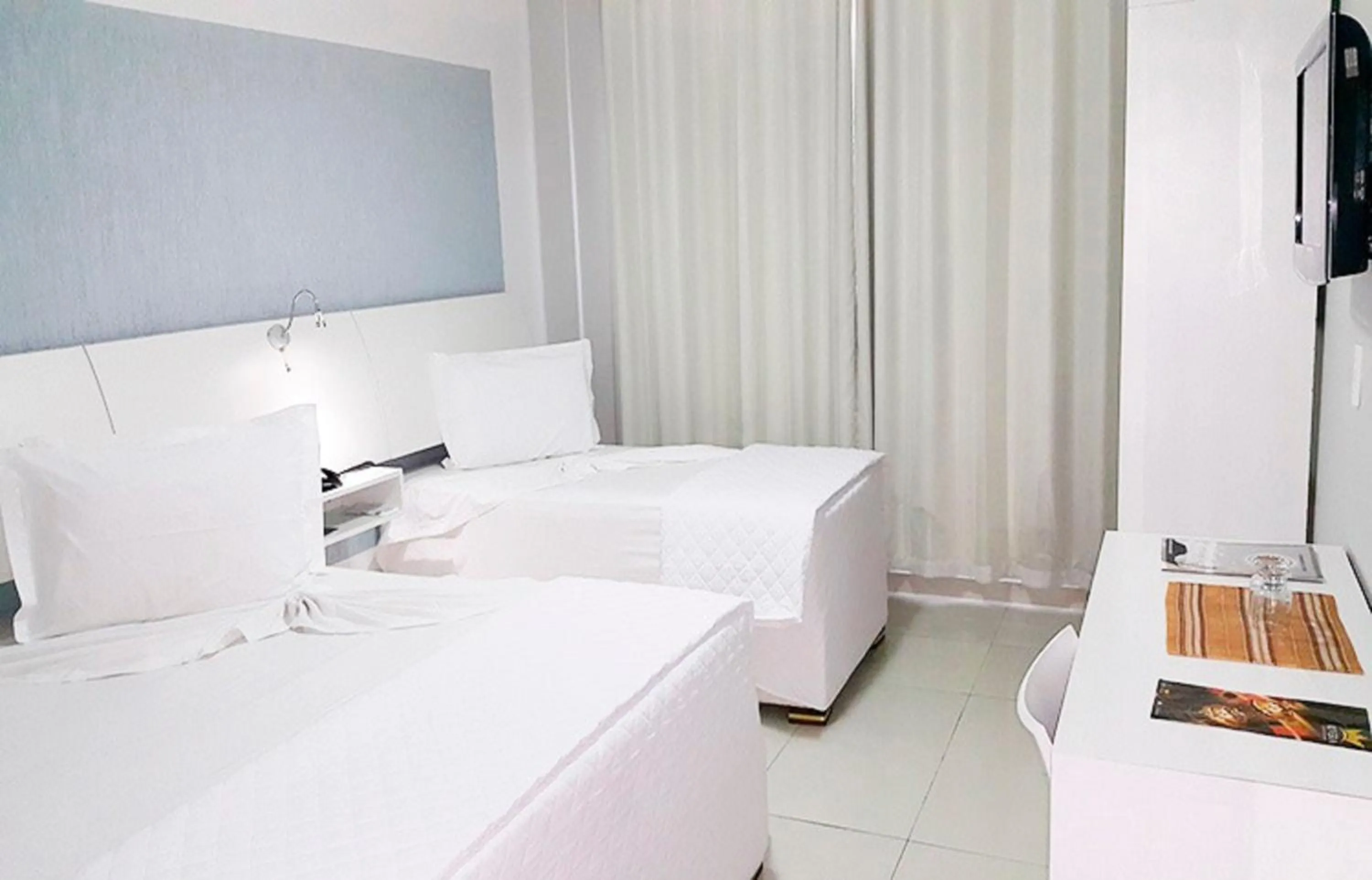 Bedroom, Bed in Emirates Hotel & Suites