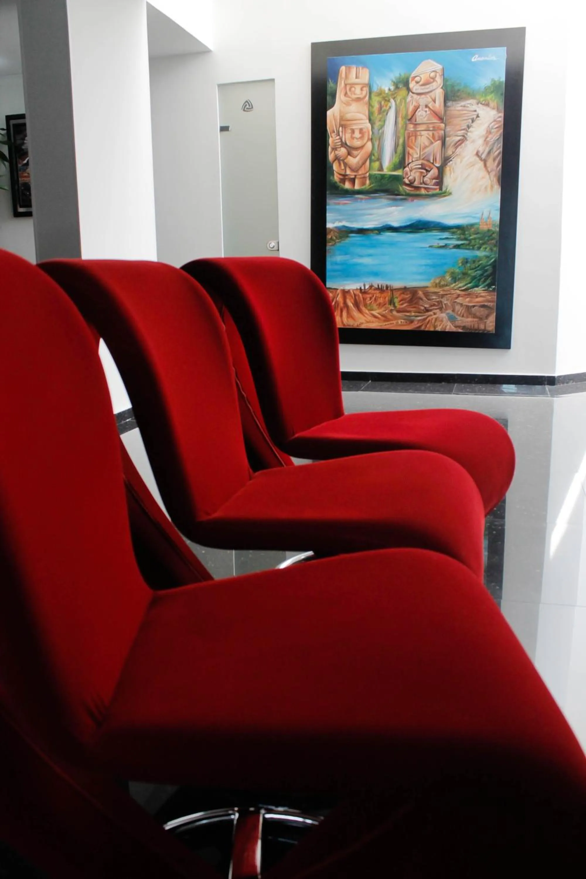 Communal lounge/ TV room in La Cabrera Hotel Boutique