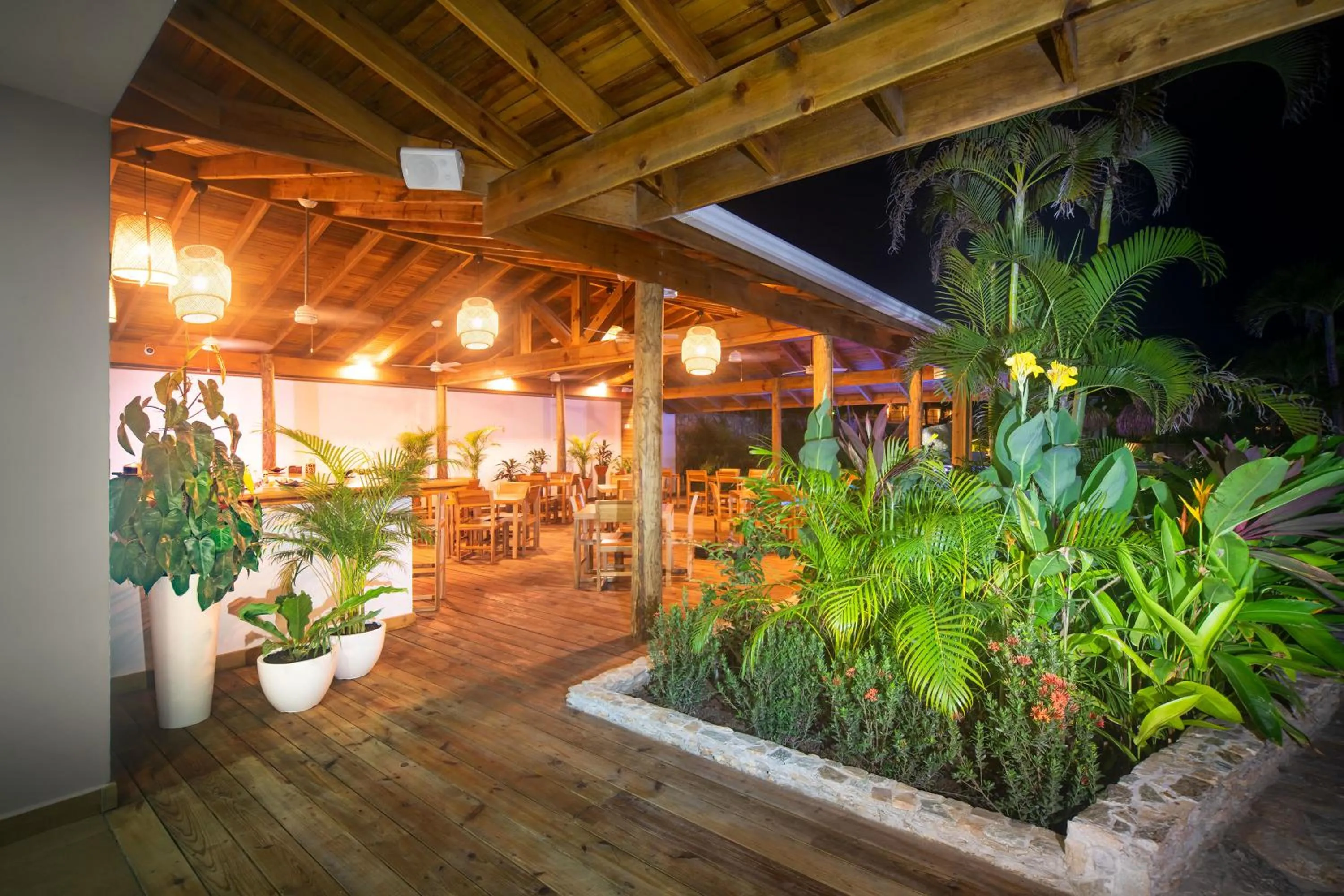 Restaurant/places to eat in Naboo Resort & Dive Center - Adults Only