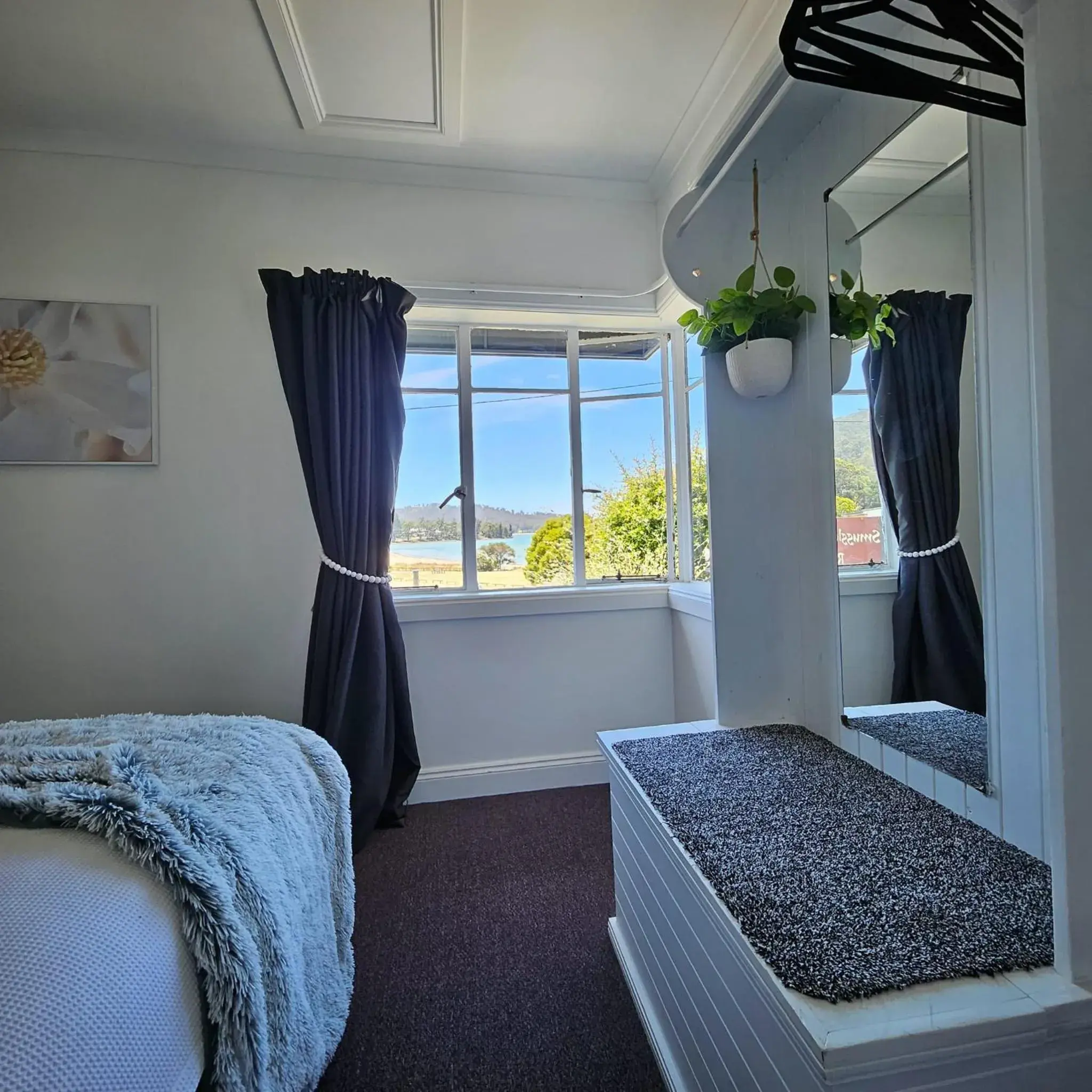 Two-Bedroom Apartment with Sea View in Smugglers Rest Apartments Dover Two-Bedroom Apartment with Sea View in Smugglers Rest Apartments Dover