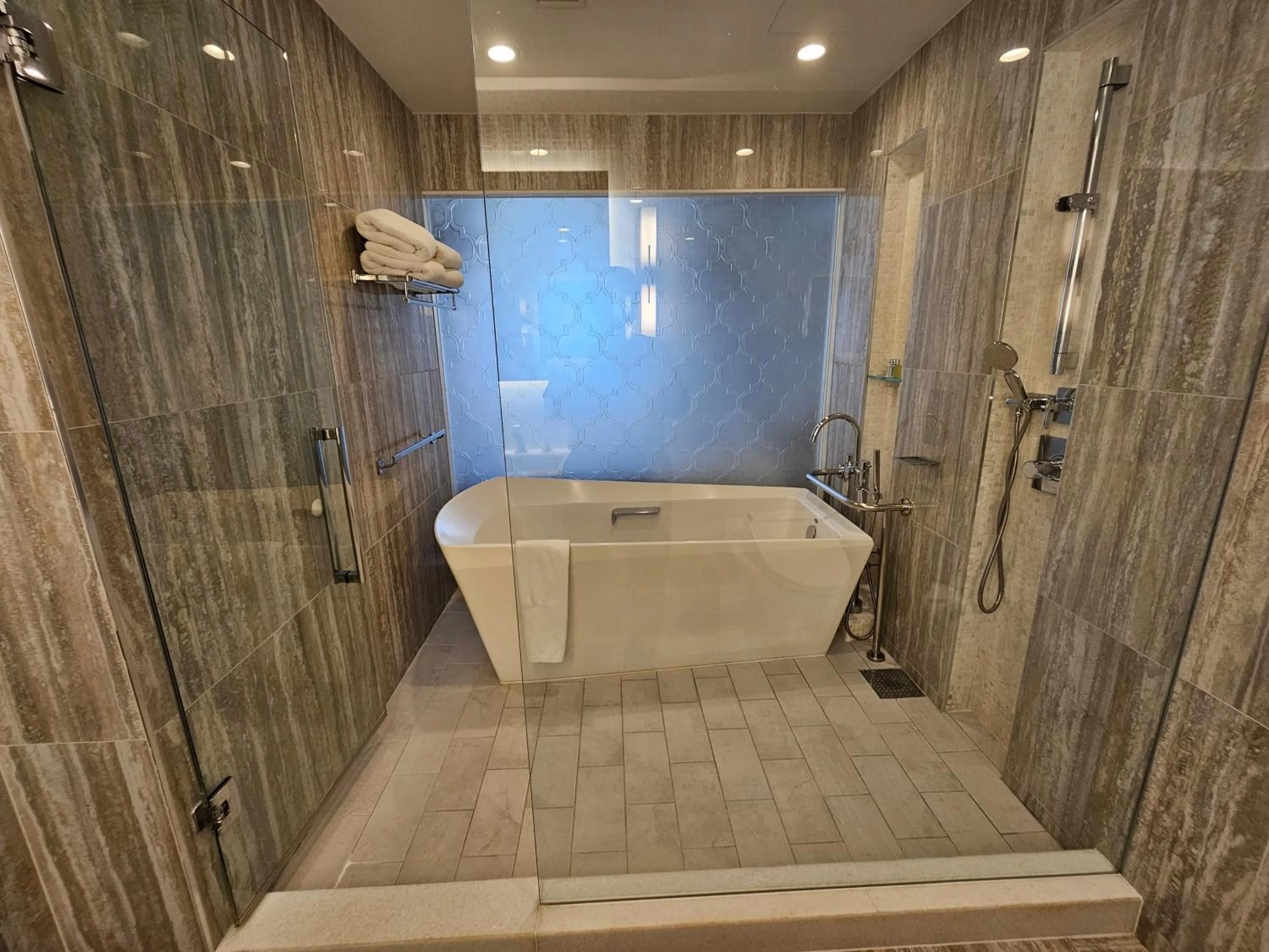 Bath in LeoPalace Resort Guam