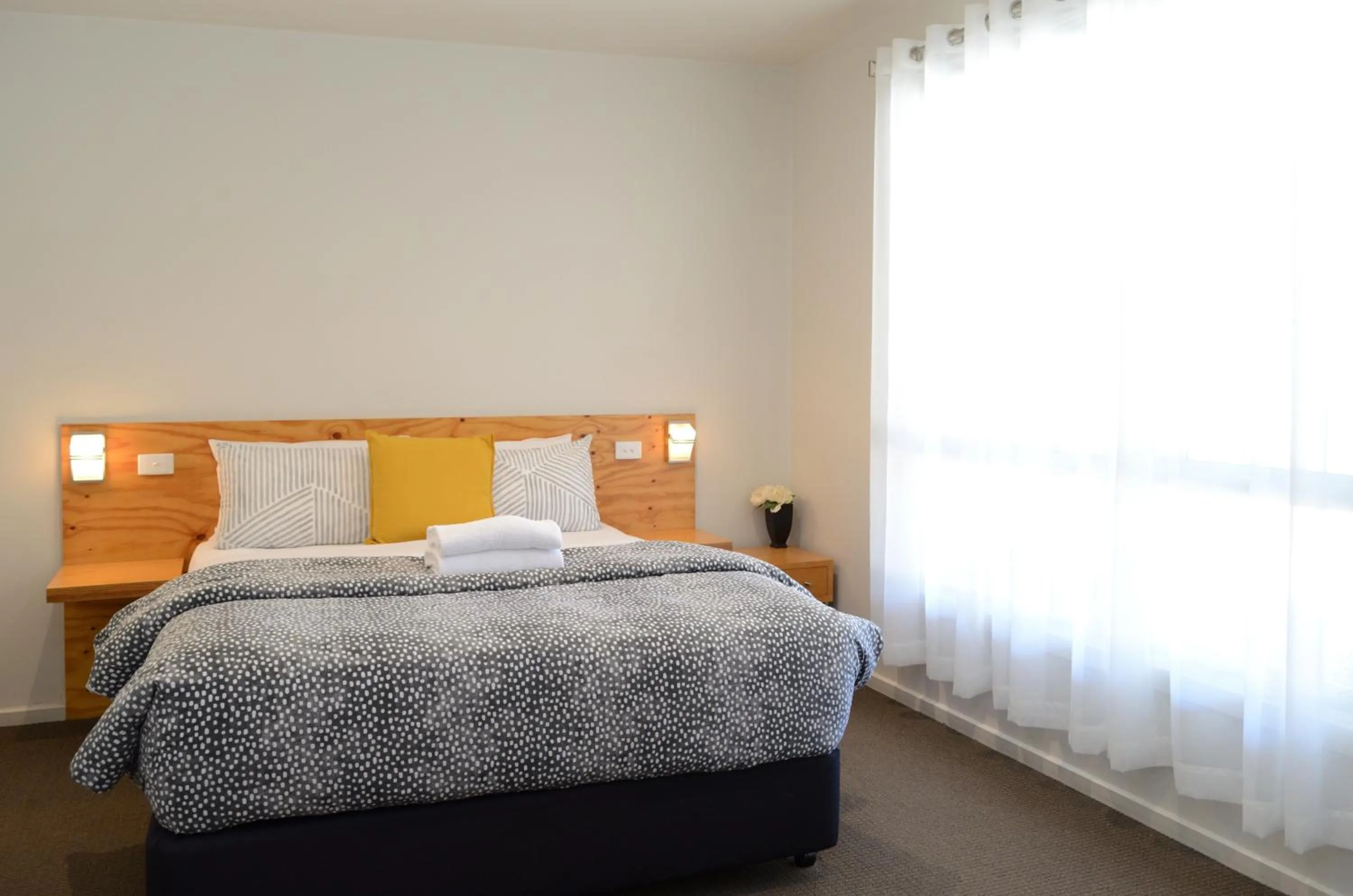 Bedroom, Bed in Myrtleford Motel on Alpine