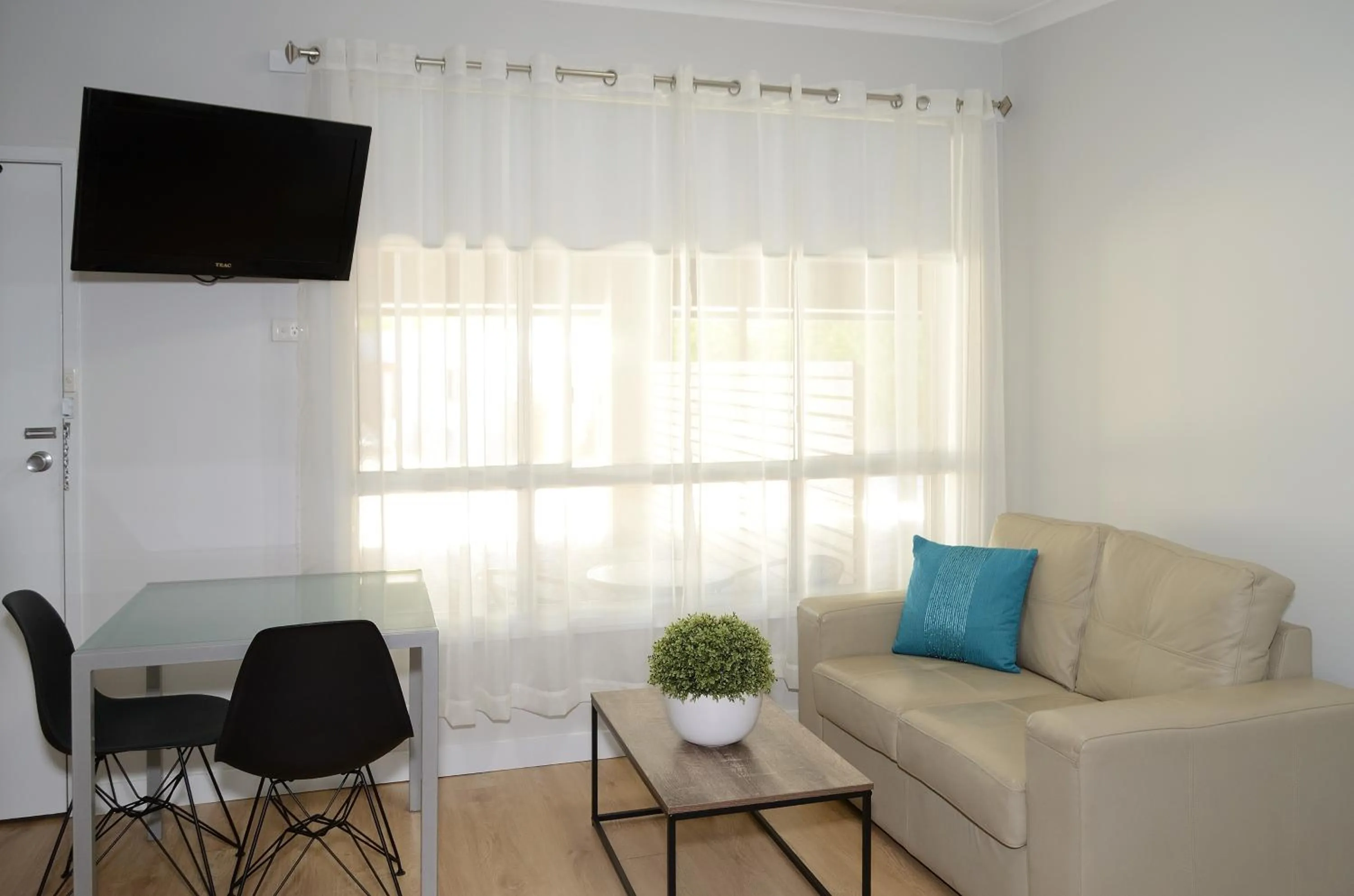 Living room in Myrtleford Motel on Alpine