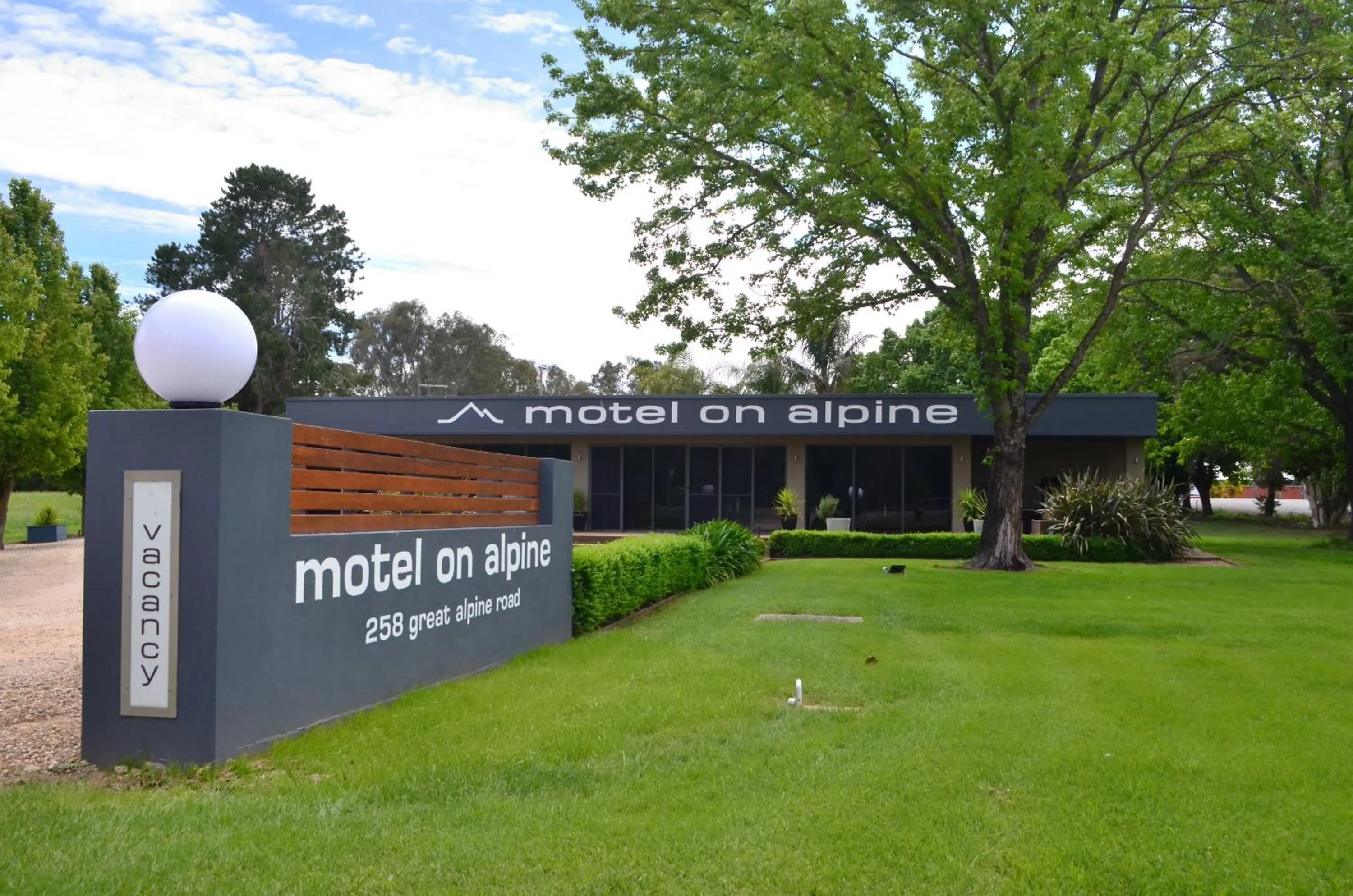 Facade/entrance in Myrtleford Motel on Alpine