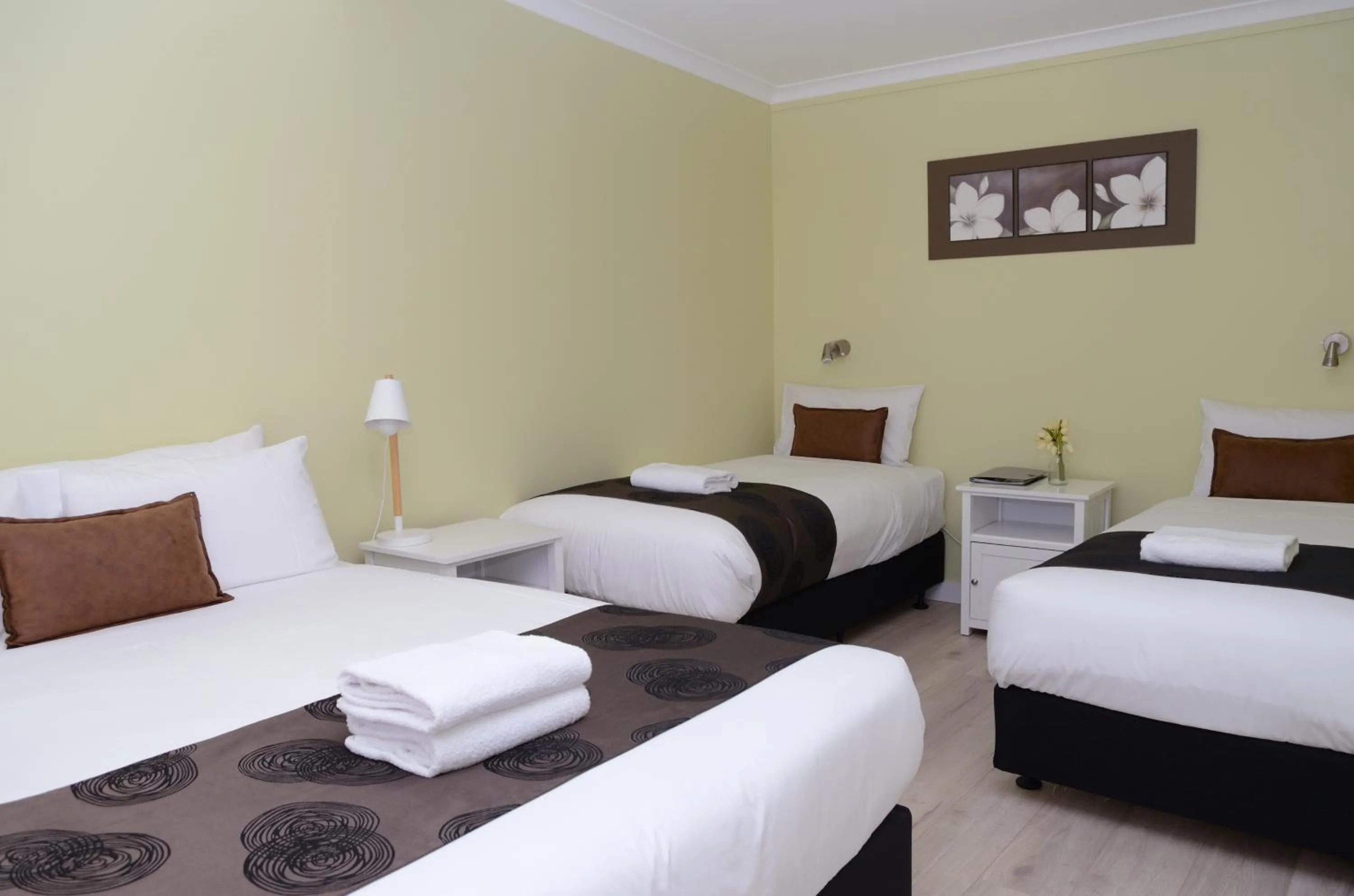 Bedroom, Bed in Myrtleford Motel on Alpine