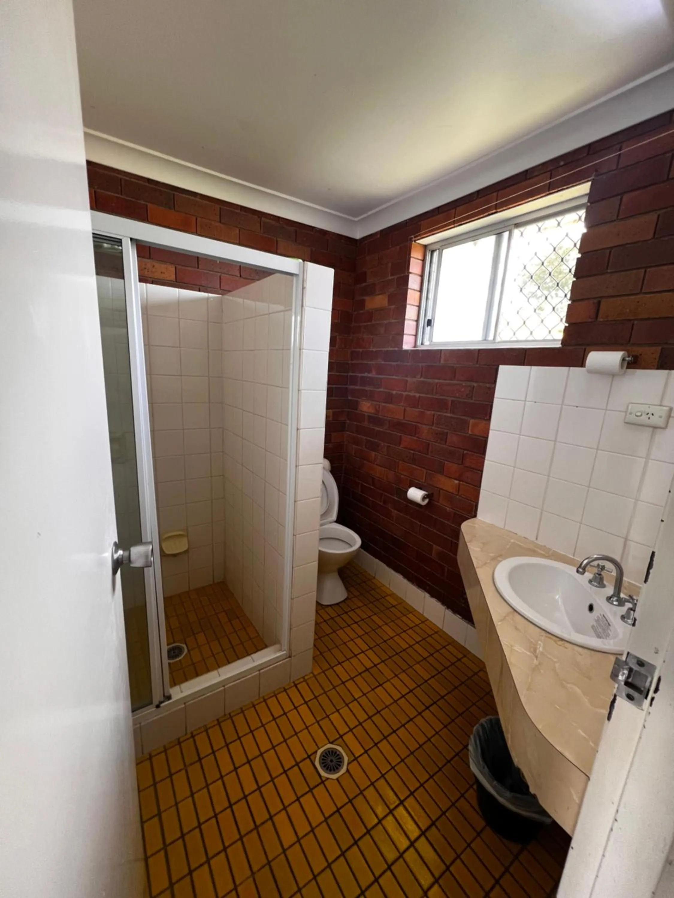 Shower in Glen Innes Lodge Motel