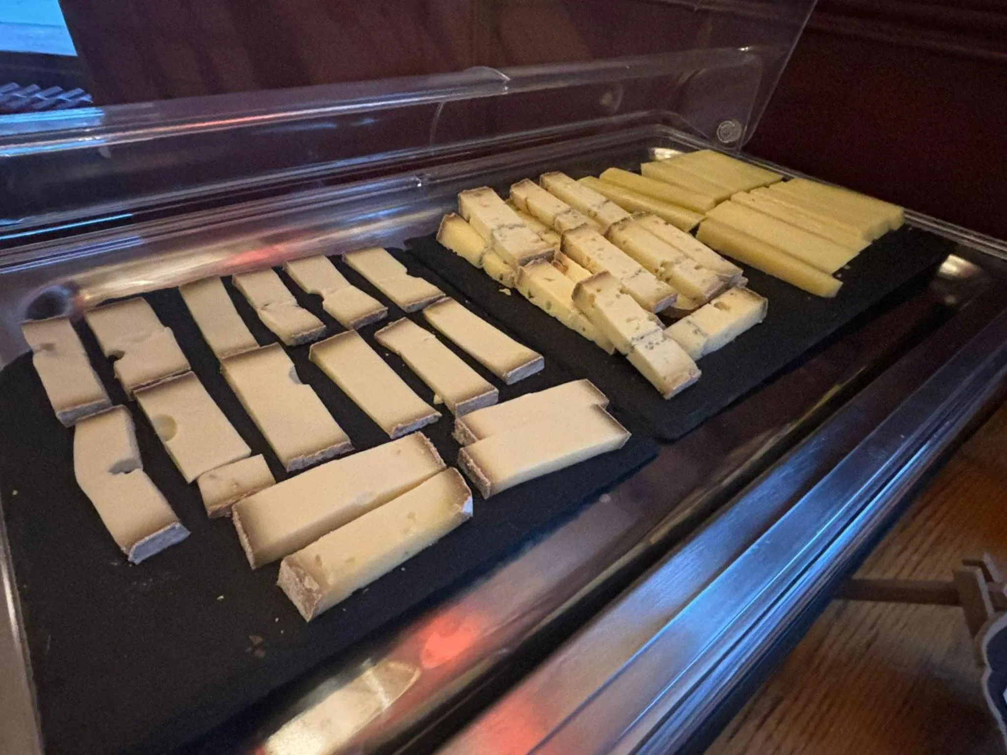 Breakfast in Hôtel Terminus - Pizzeria Pizz'a gogo - salle de sport - face à la gare