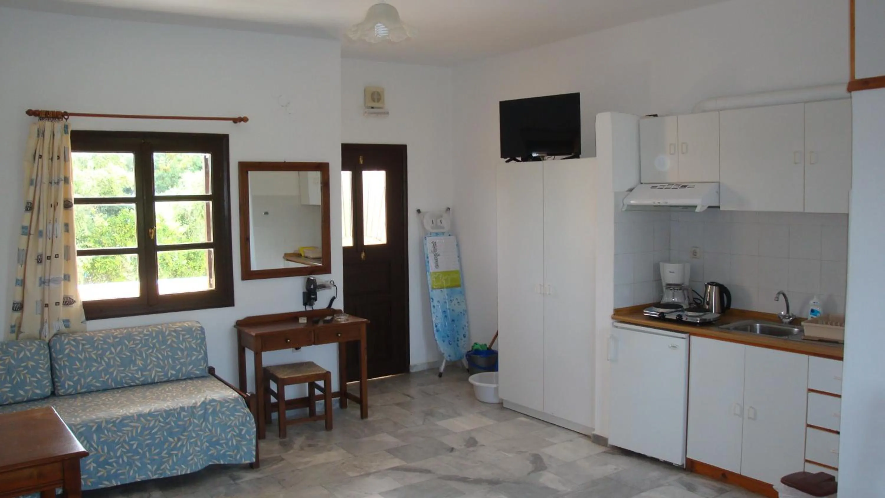 TV and multimedia in Calamon Apartments