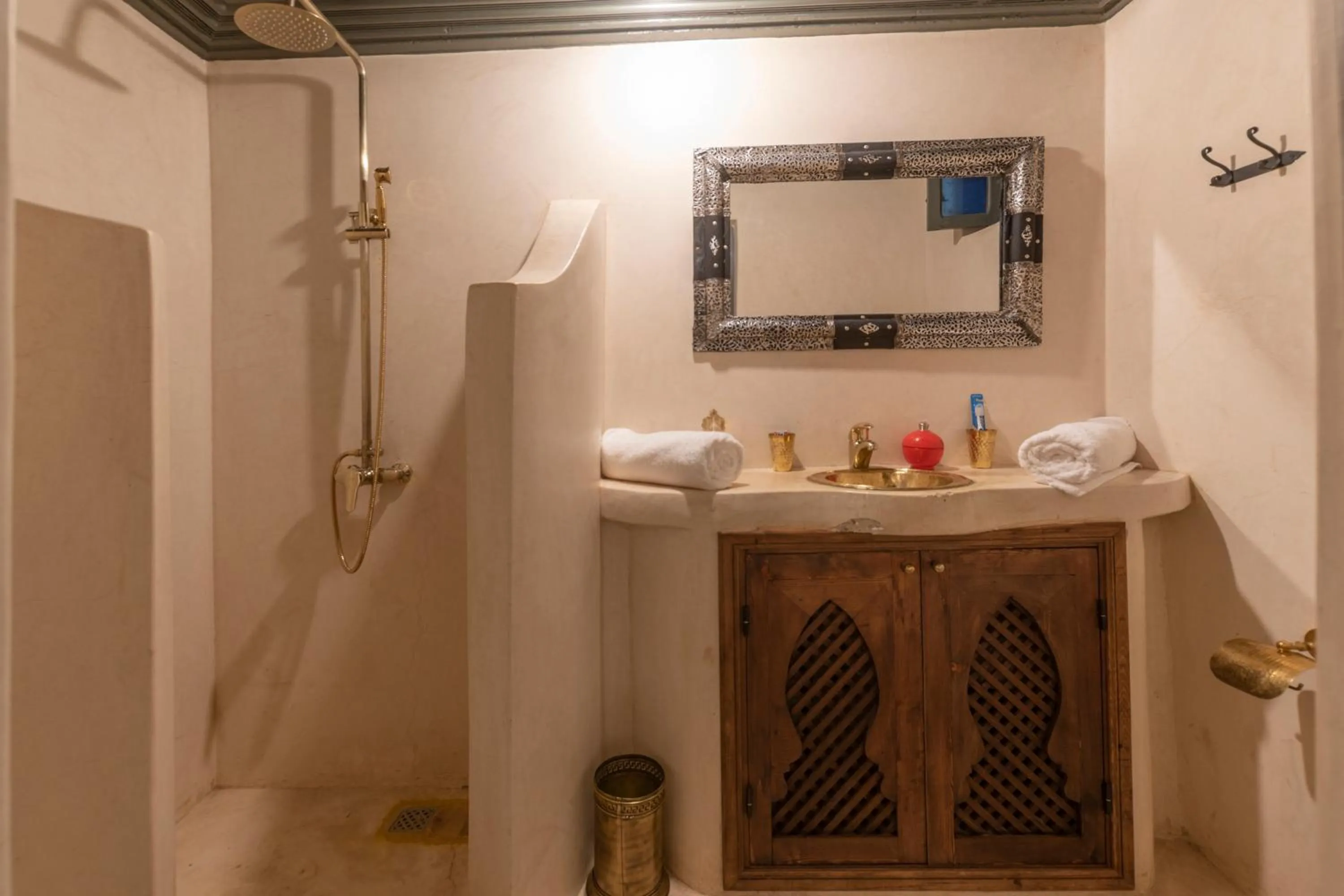 Bathroom in Riad dar El Arsa Rooftop & jacuzzi
