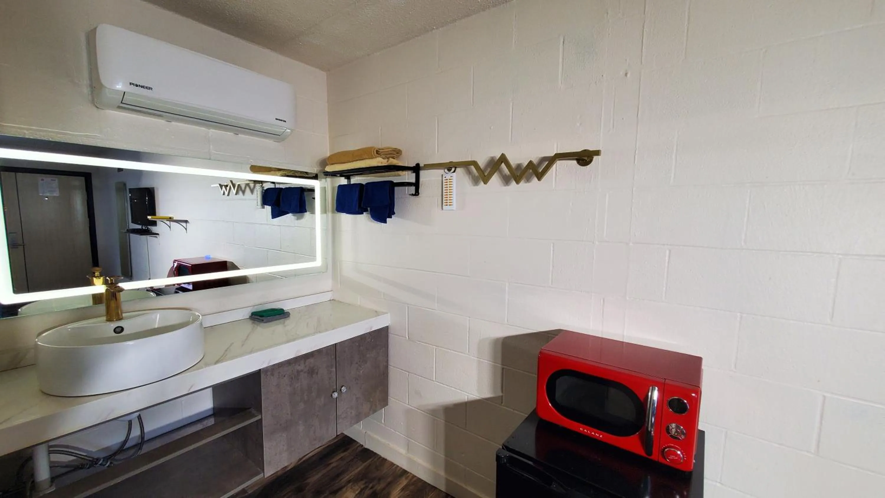 Bathroom in American Inn