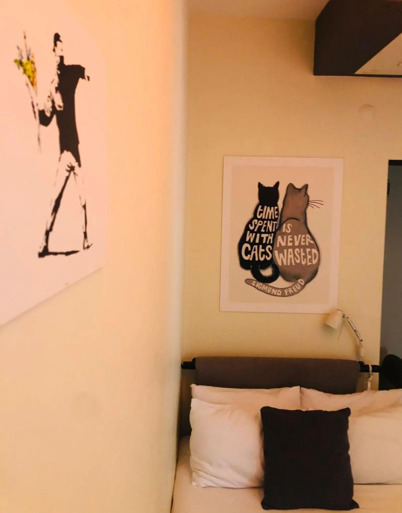 Property building, Bed in Rumours Inn