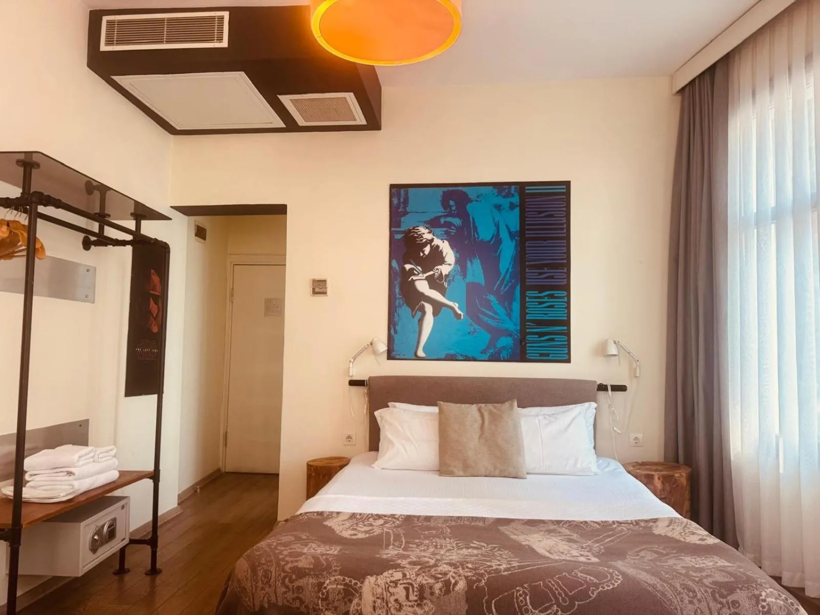 Property building, Bed in Rumours Inn