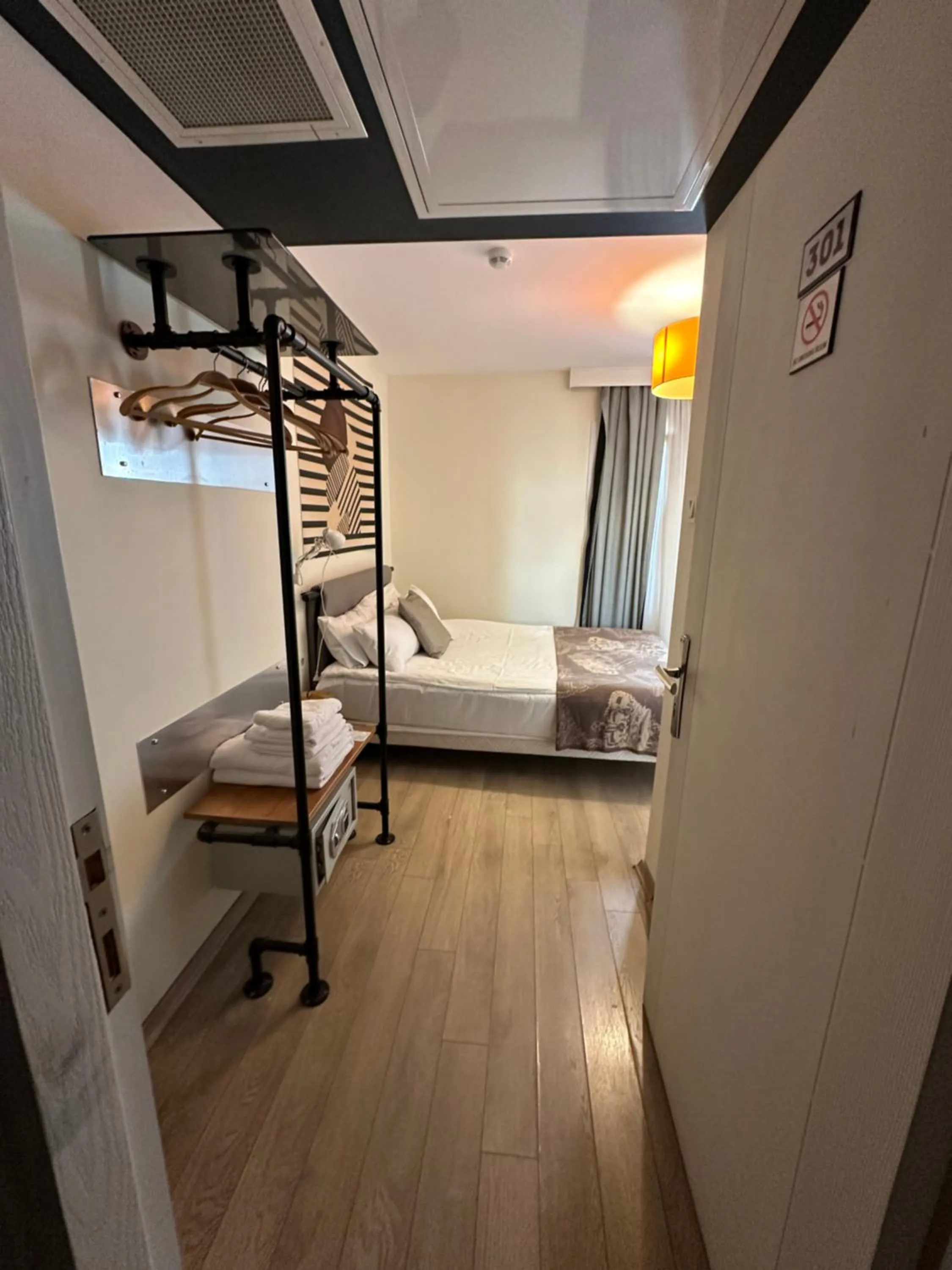 Photo of the whole room, Bed in Rumours Inn