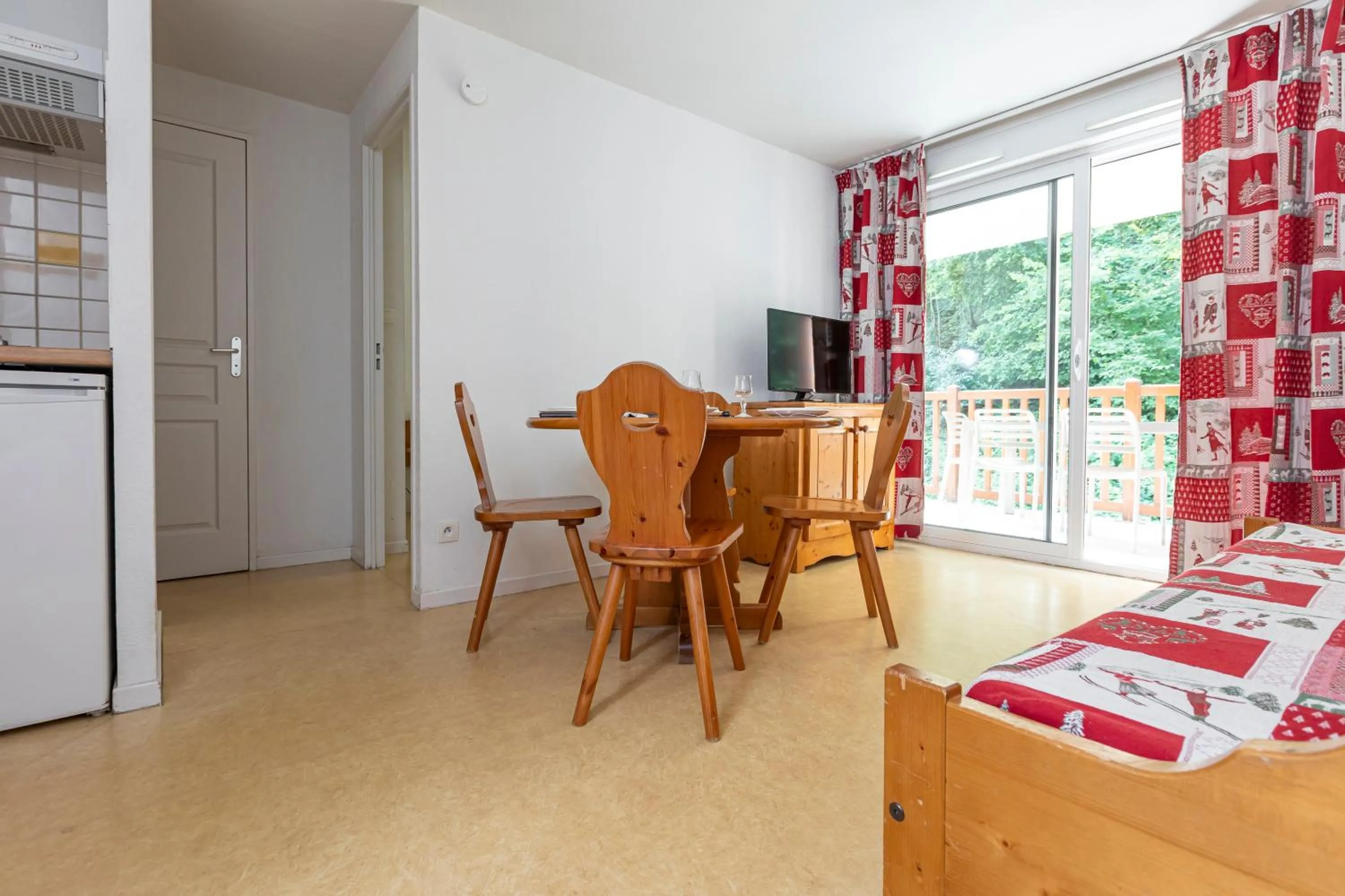Dining area, Bed in Résidence Odalys Soleil d'Aure
