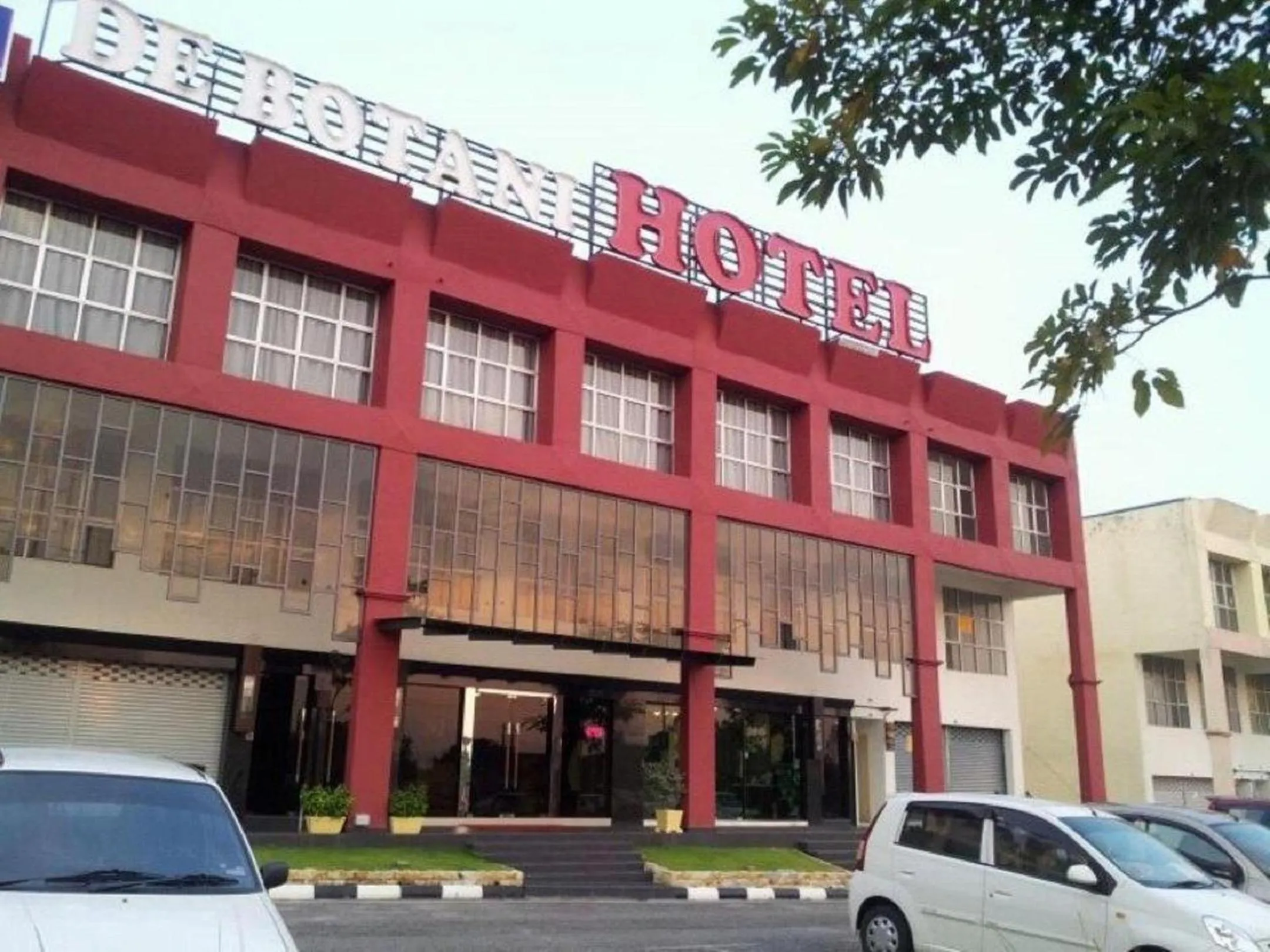 Facade/entrance in De Botani Hotel