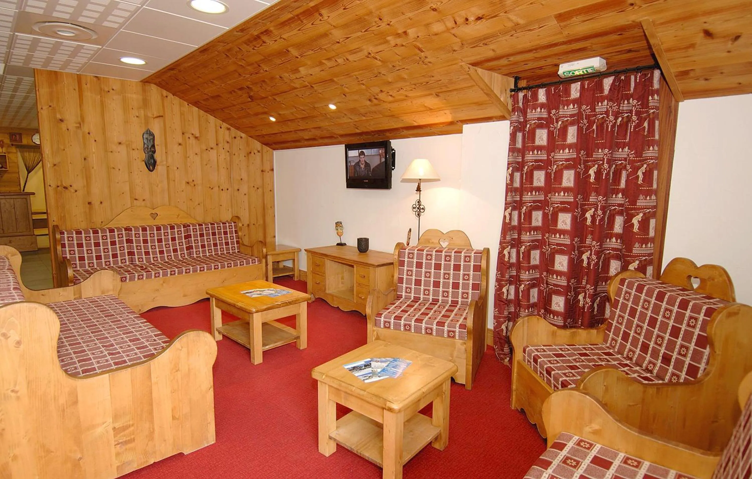 Communal lounge/ TV room in Résidence Odalys Rochebrune Le Vallon