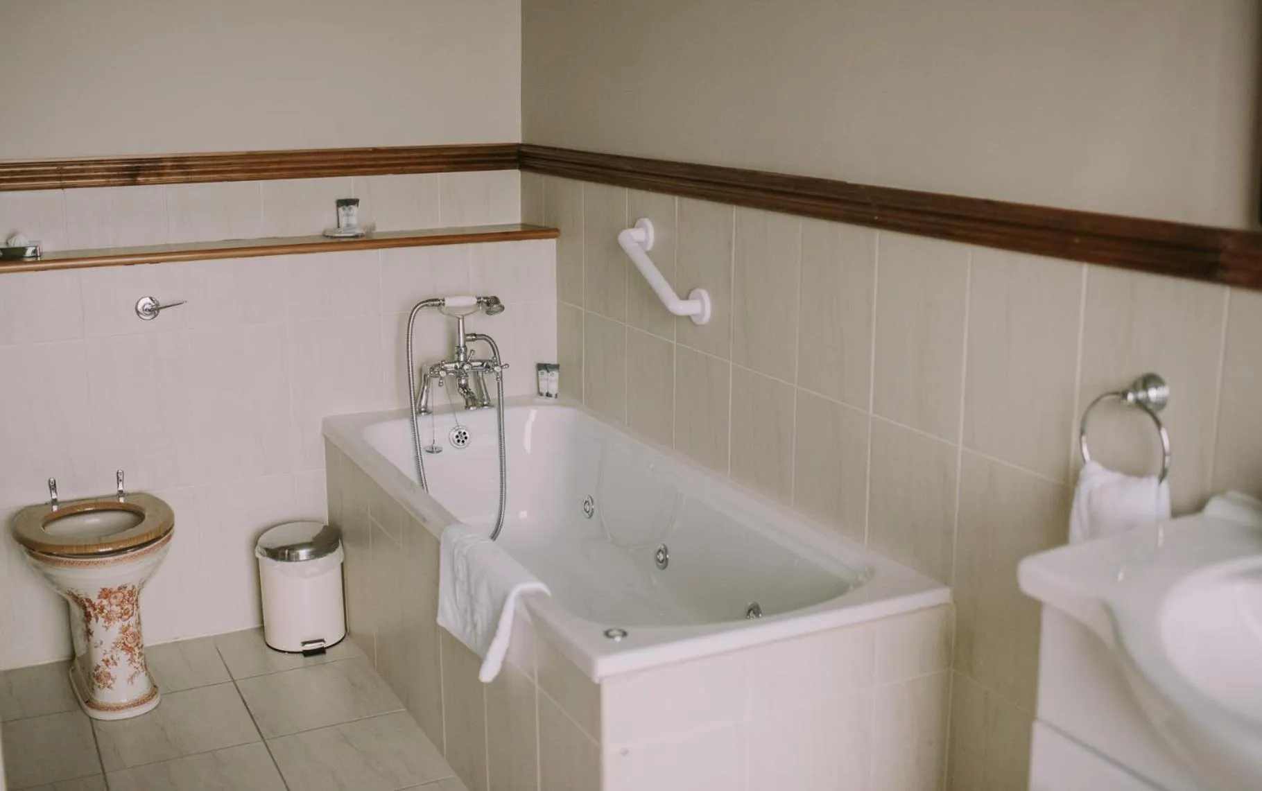 Bathroom in Royal Valentia Hotel