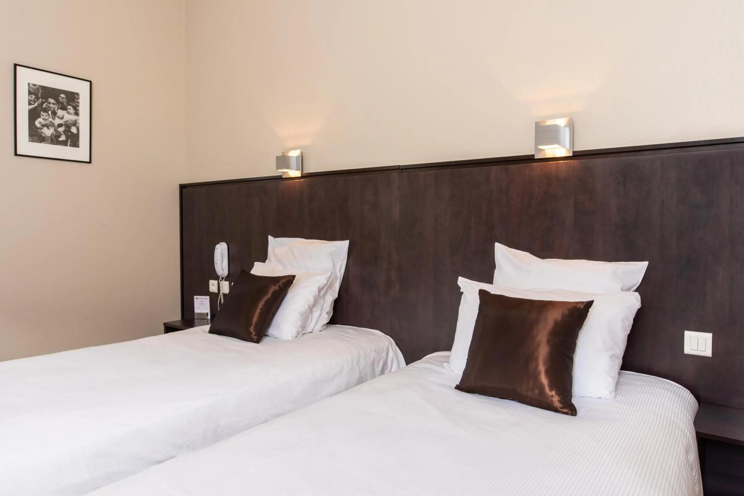 Bed in Best Western Plus Le Canard sur le Toit