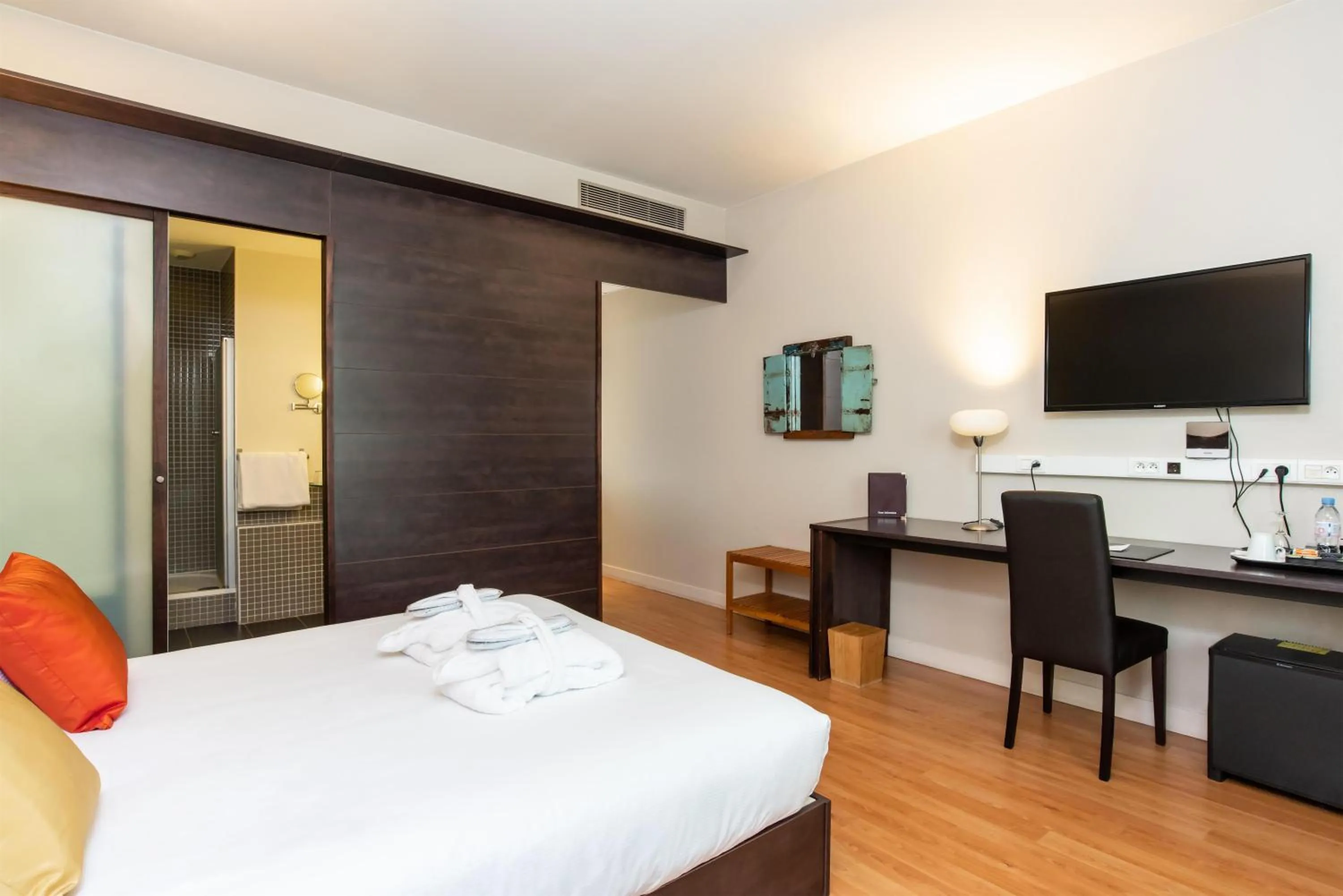 Bedroom, Bed in Best Western Plus Le Canard sur le Toit