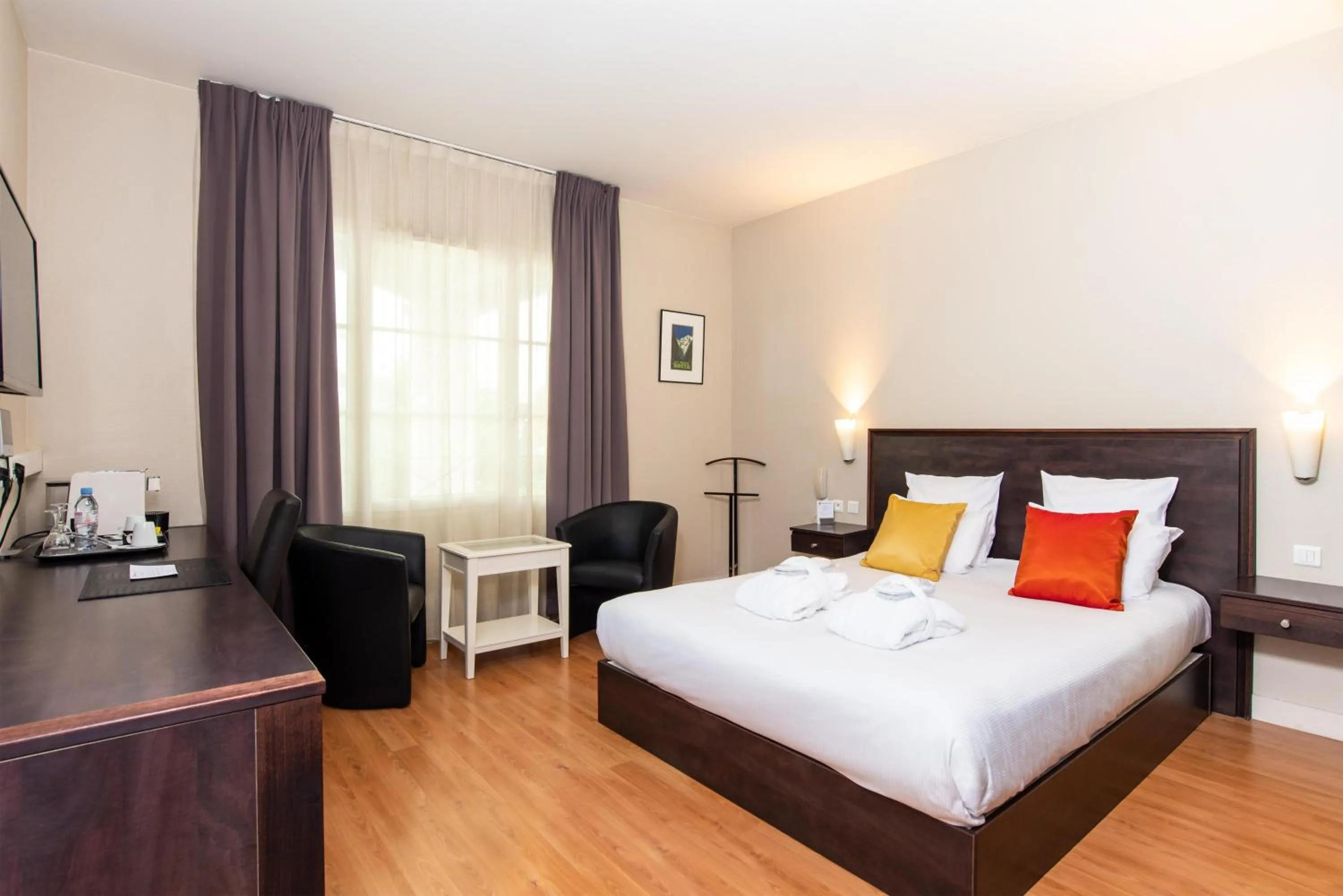 Bedroom, Bed in Best Western Plus Le Canard sur le Toit