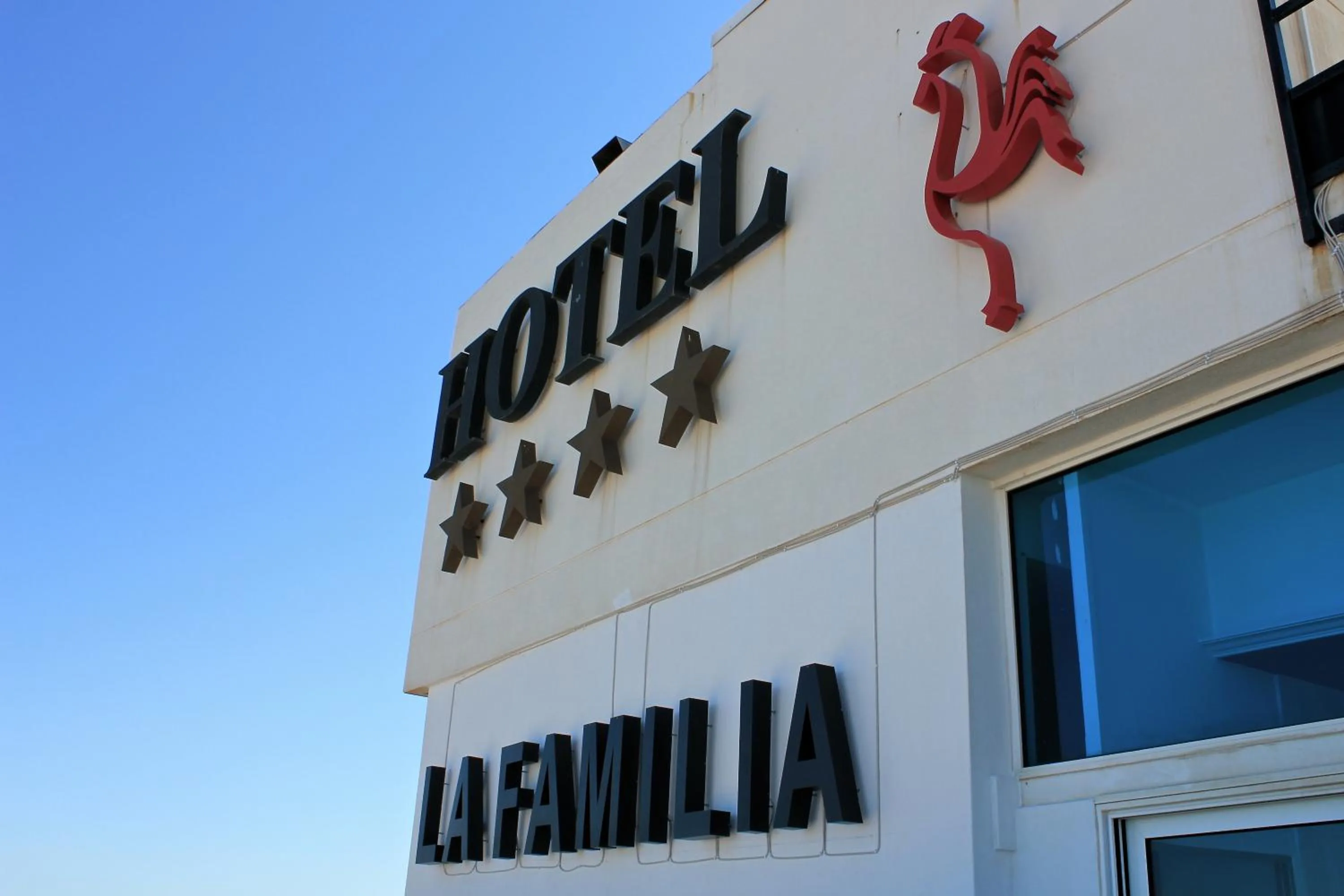 Facade/entrance in La Familia Gallo Rojo