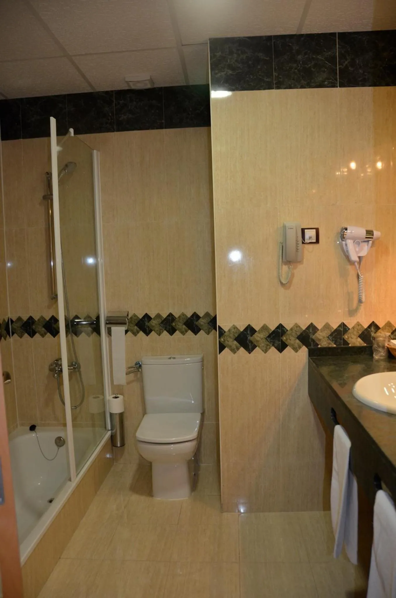 Bathroom in La Familia Gallo Rojo