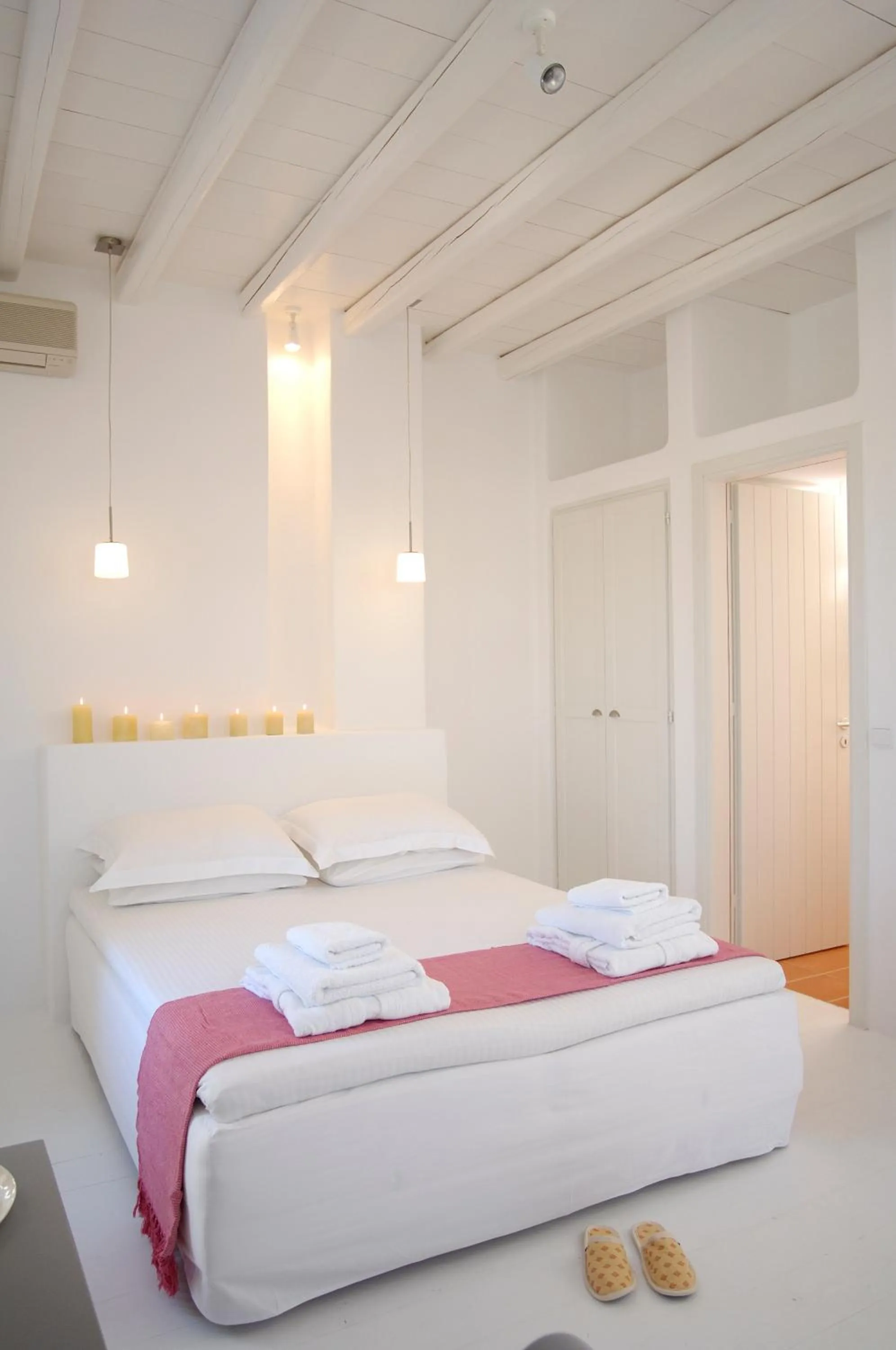 Bed in Kapetan Tasos Suites