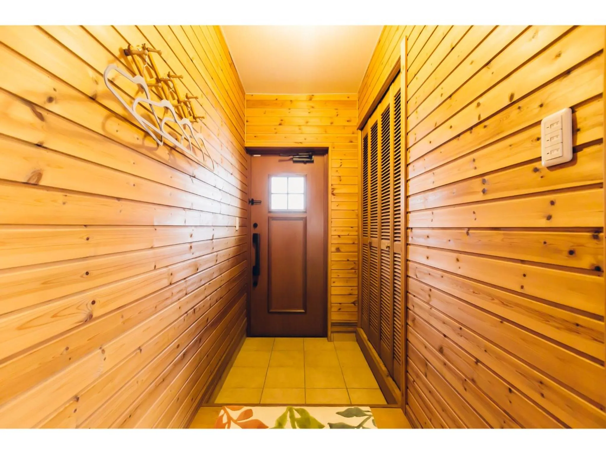 Photo of the whole room in LAKE view PRIVATE log house