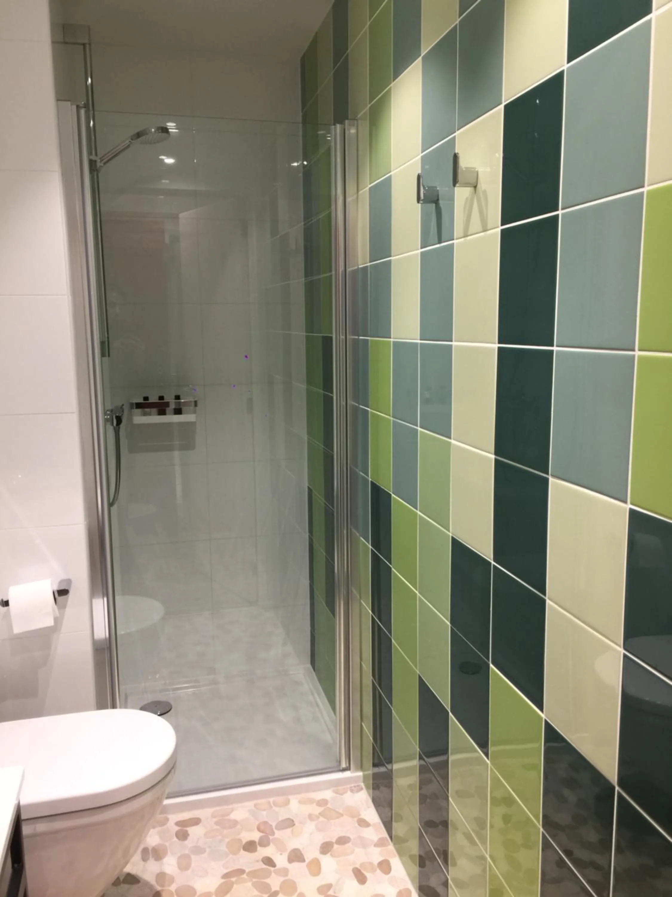 Shower in cité impériale ye