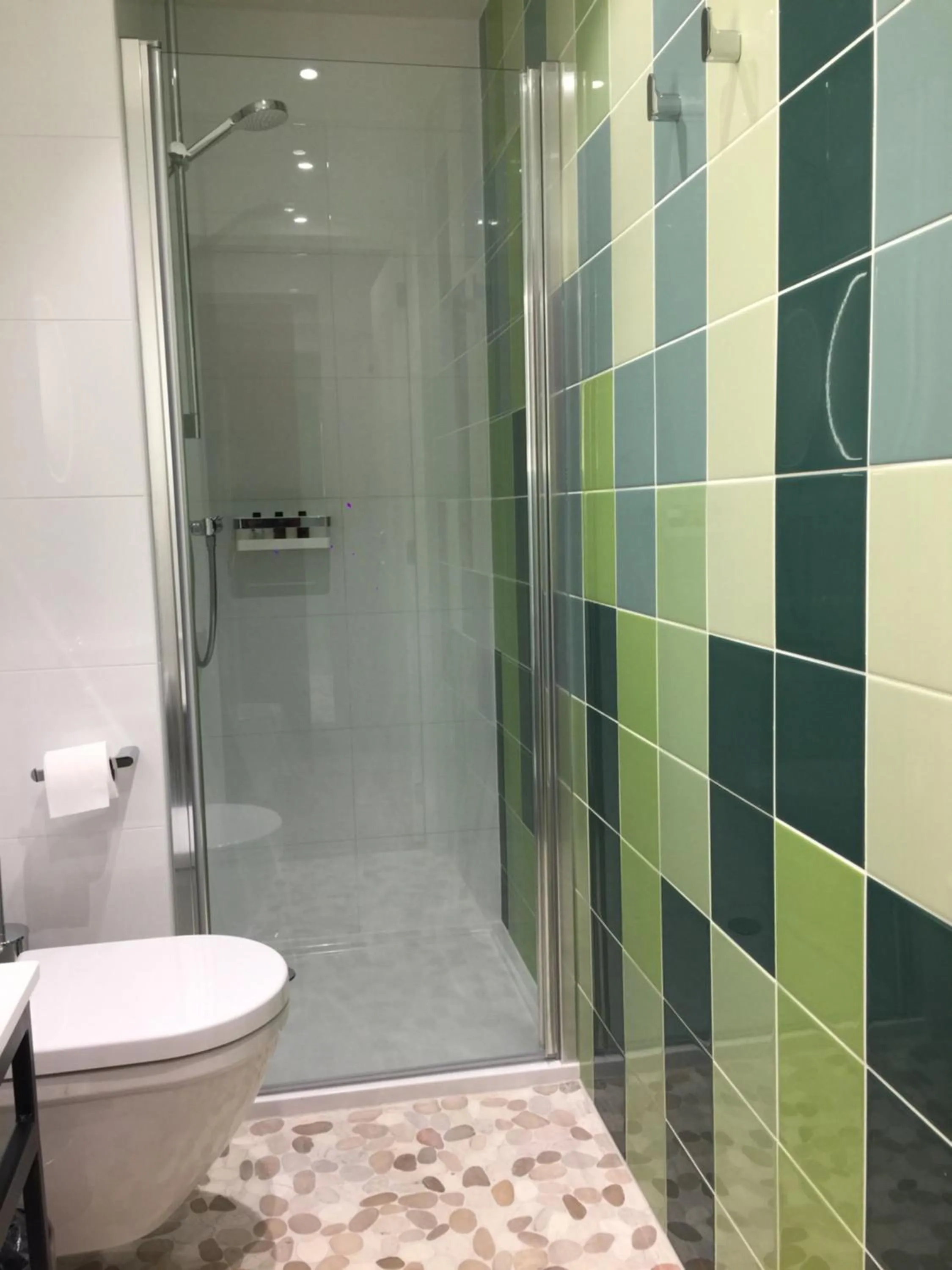 Shower in cité impériale ye