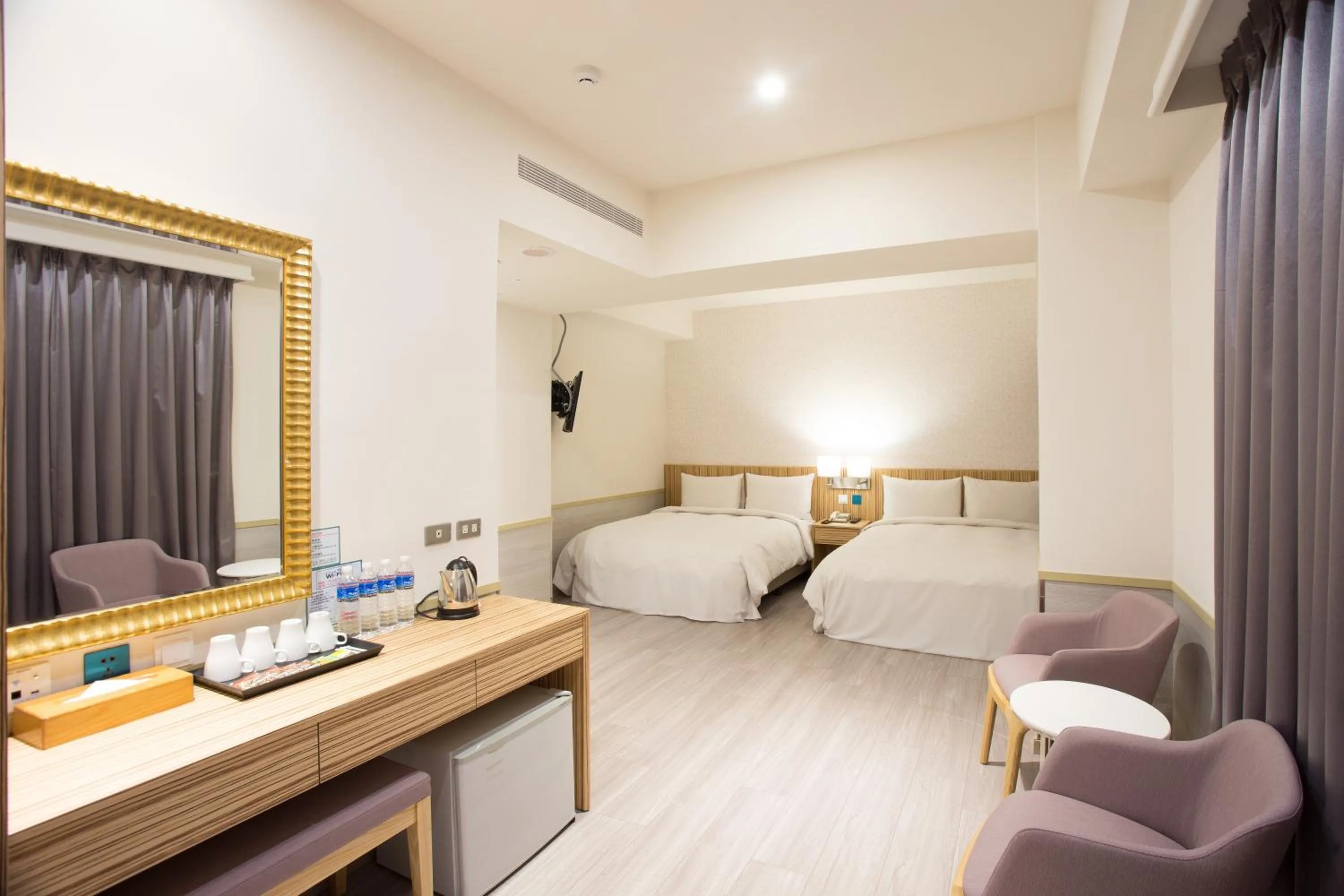 Bedroom, Bed in Rainbow Hotel