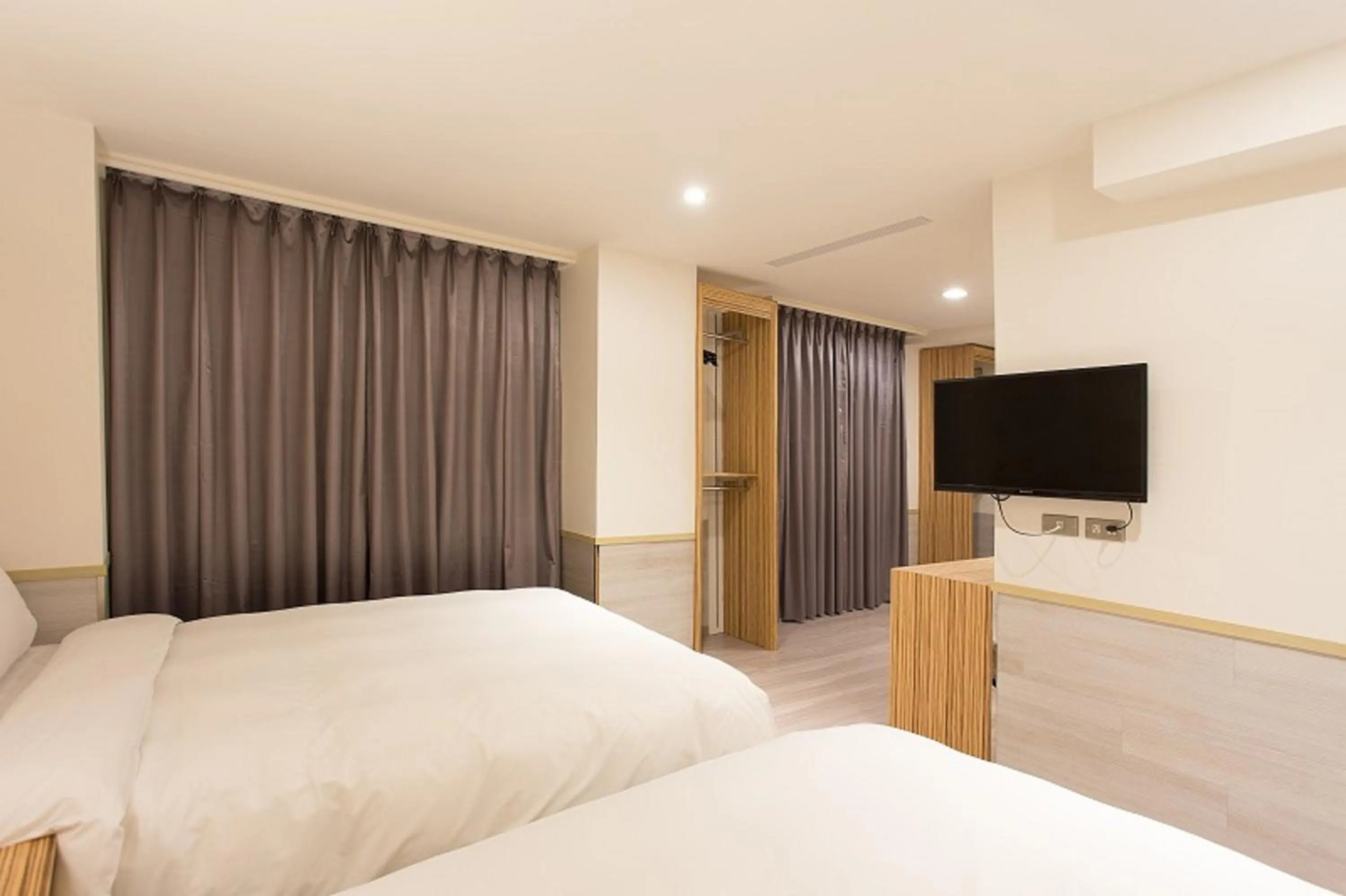 Bedroom, Bed in Rainbow Hotel