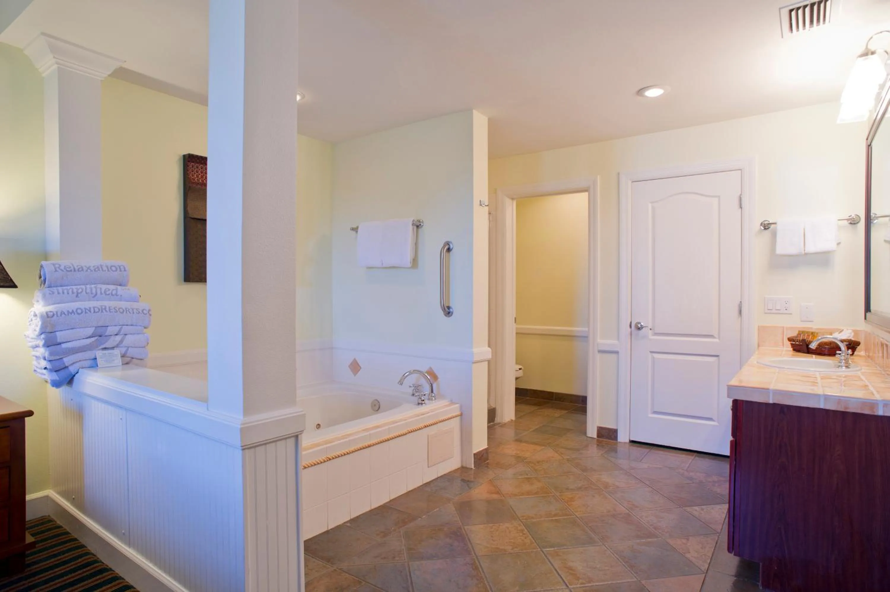 Toilet, Bed in Hilton Vacation Club Grand Beach Orlando