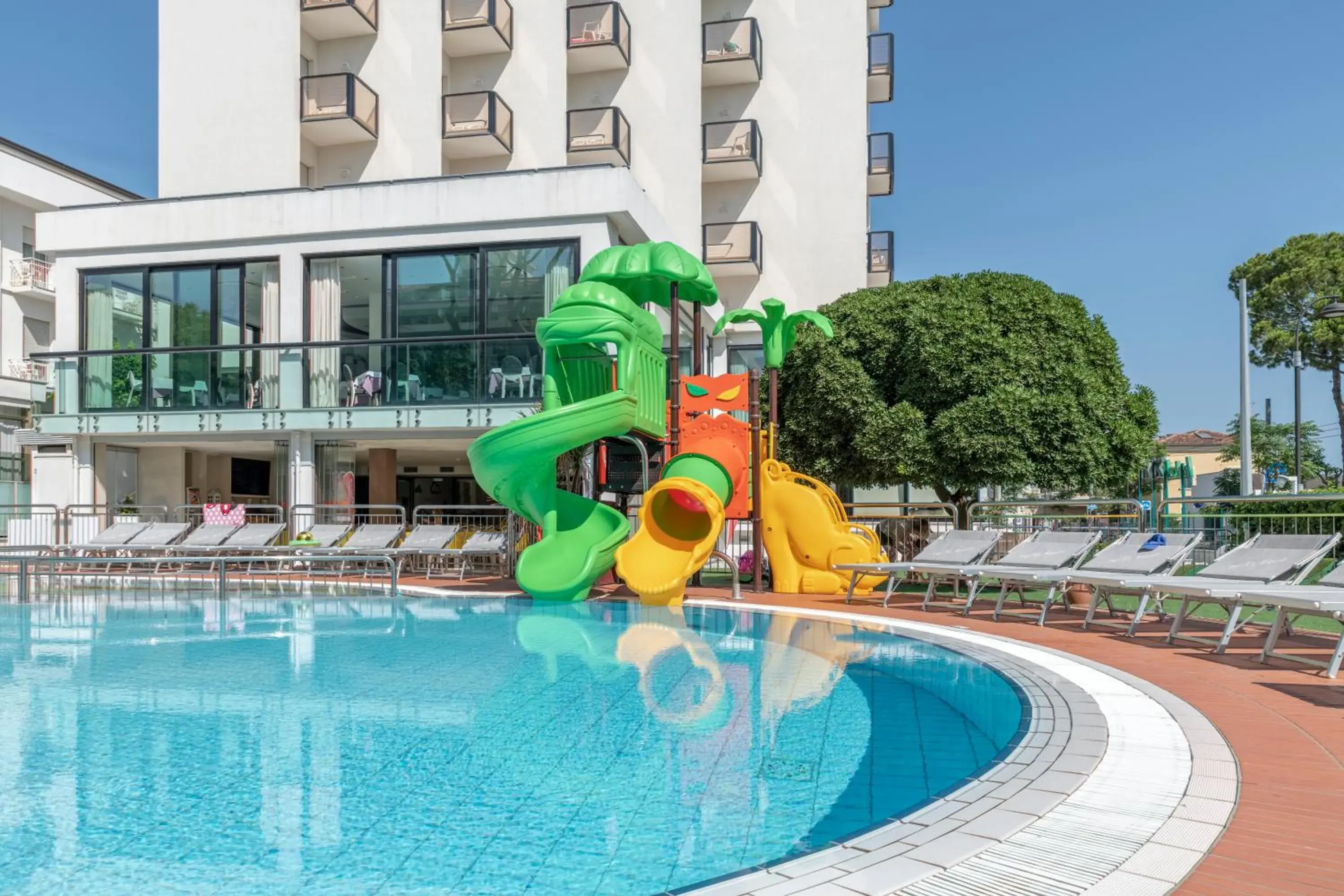 Property building, Water Park in Hotel 2000 con Piscina e Giardino Property building, Water Park in Hotel 2000 con Piscina e Giardino