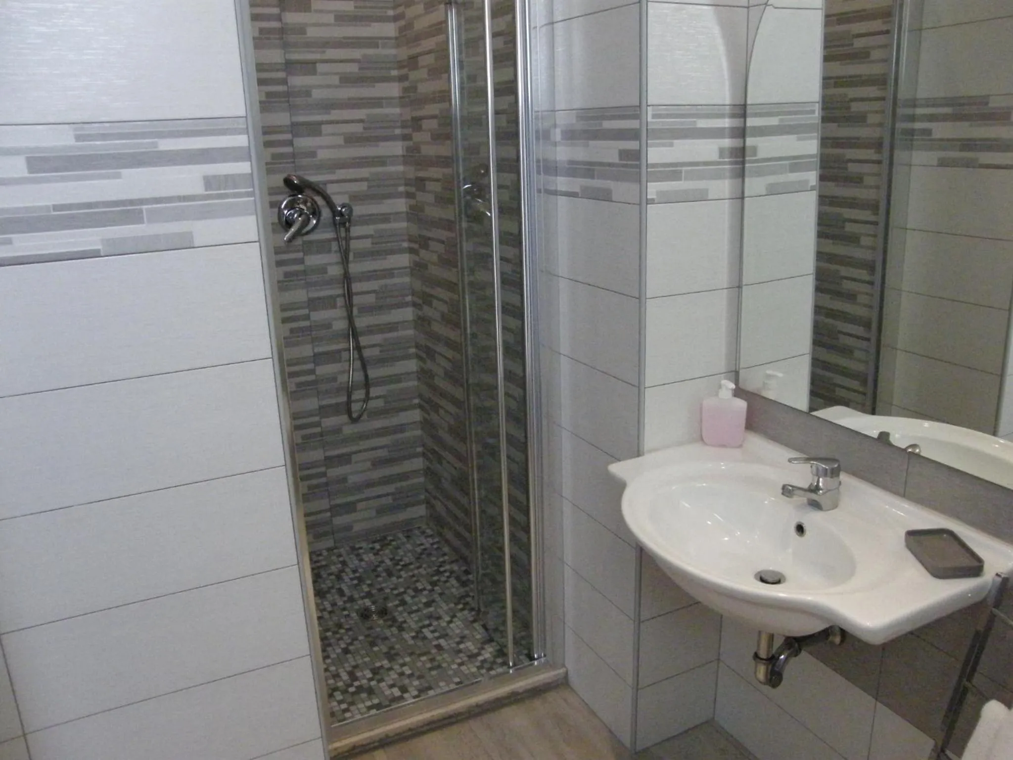 Bathroom in Hotel Stefan Room & Breakfast