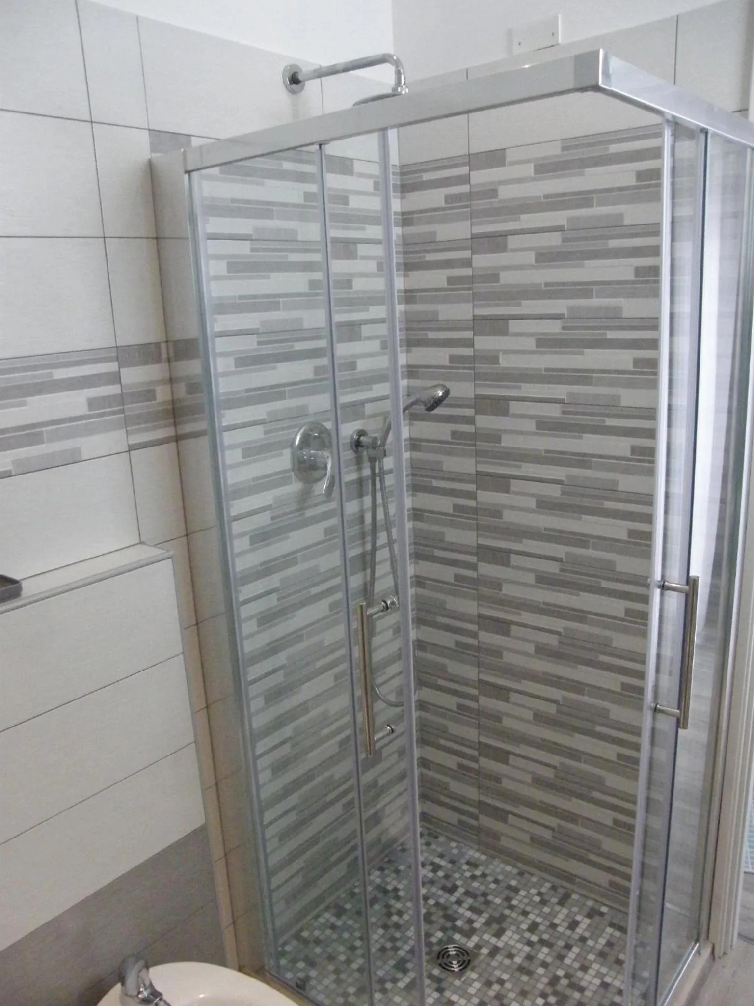 Shower in Hotel Stefan Room & Breakfast