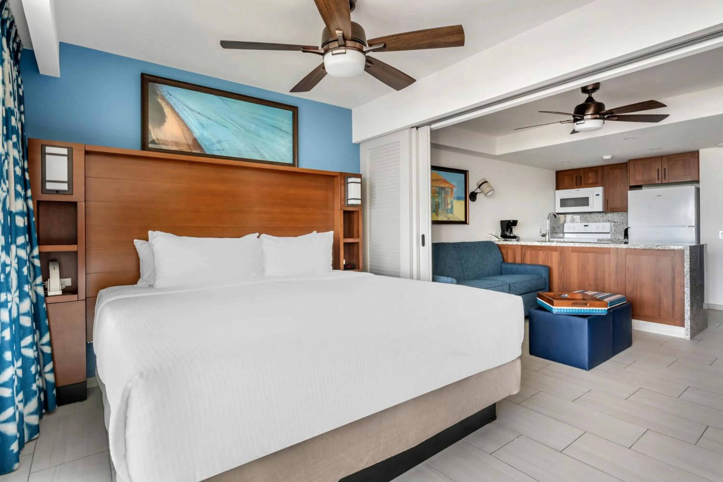 Kitchen or kitchenette, Bed in Hilton Vacation Club Flamingo Beach Sint Maarten
