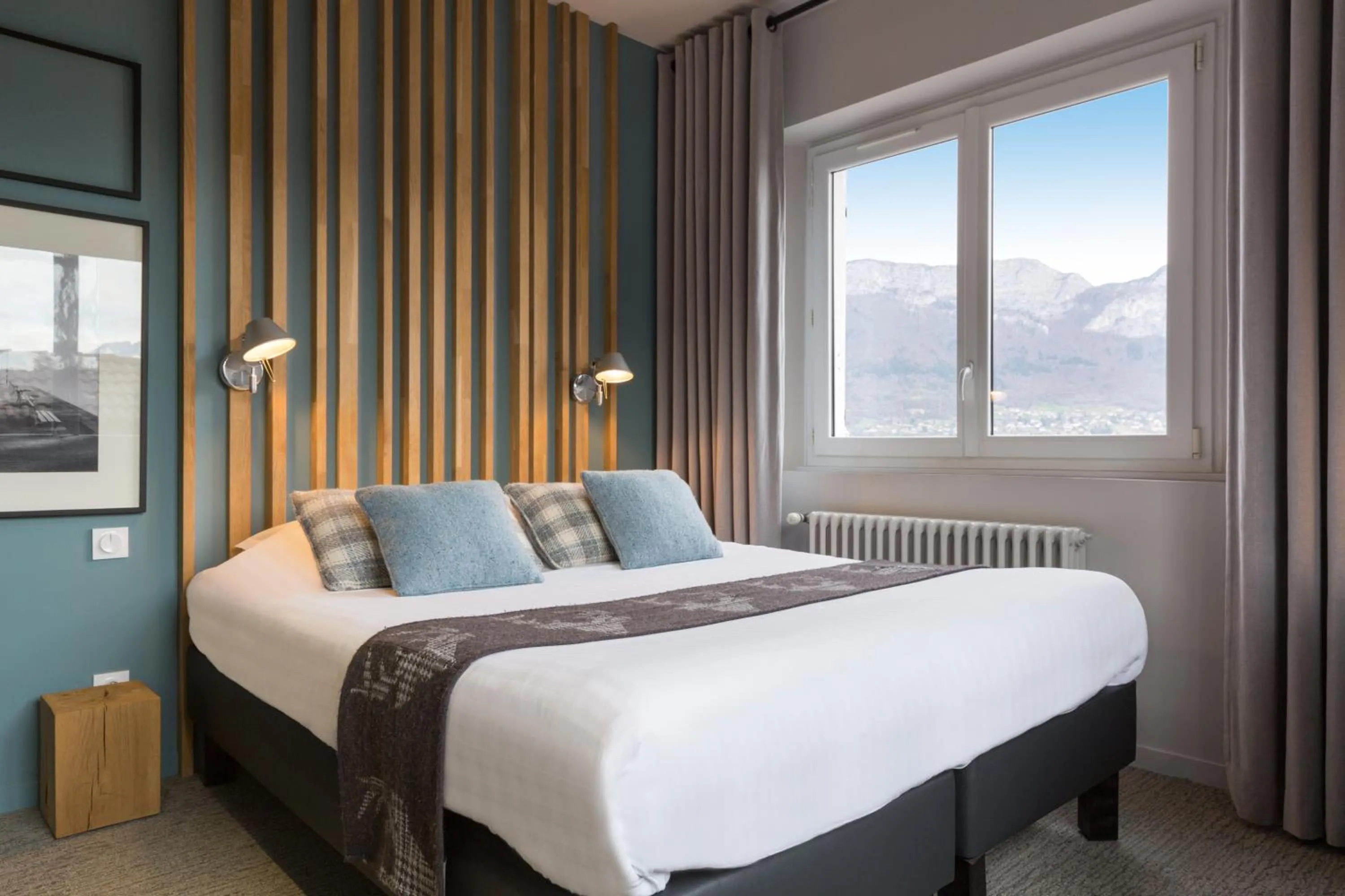 Shower, Bed in Hôtel Beauregard, The Originals Relais