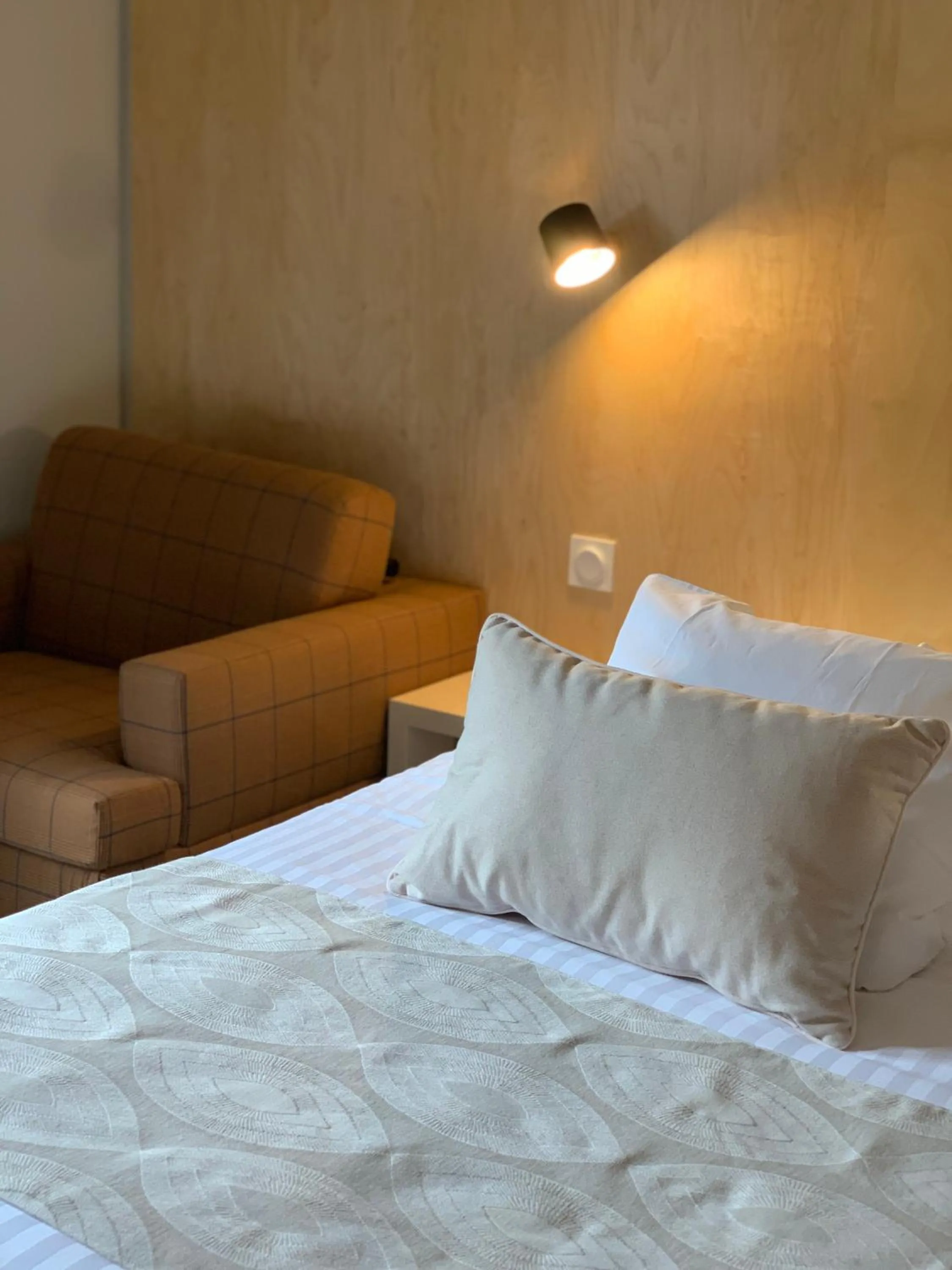 Bed in Hôtel Beauregard, The Originals Relais