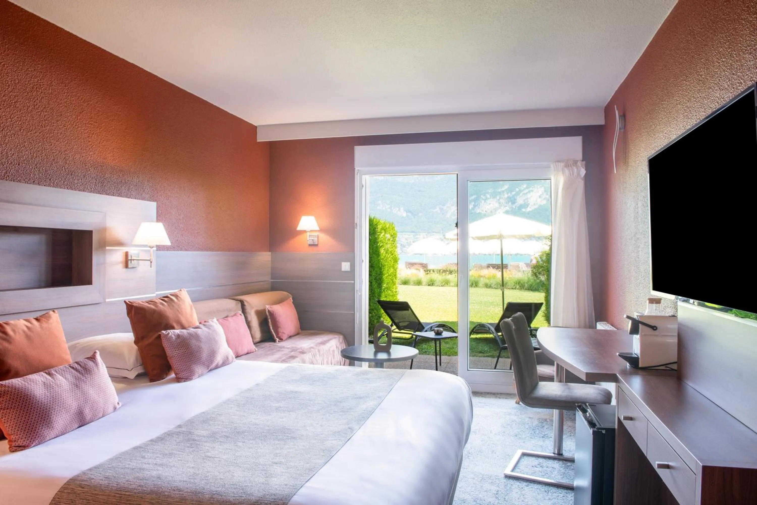 Bedroom, Bed in Hôtel Beauregard, The Originals Relais