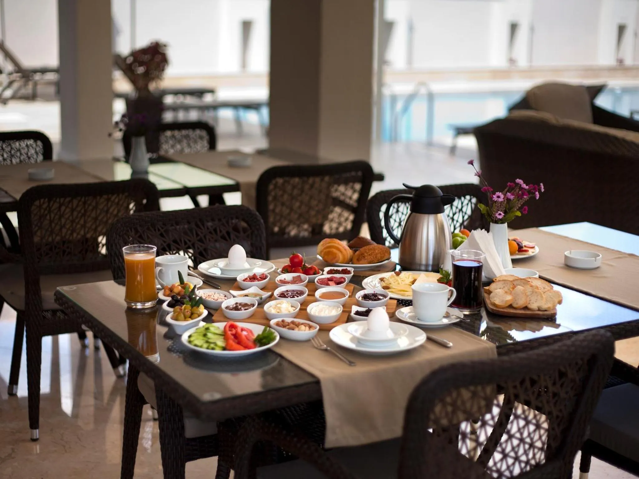 Restaurant/places to eat in Montana Hotel