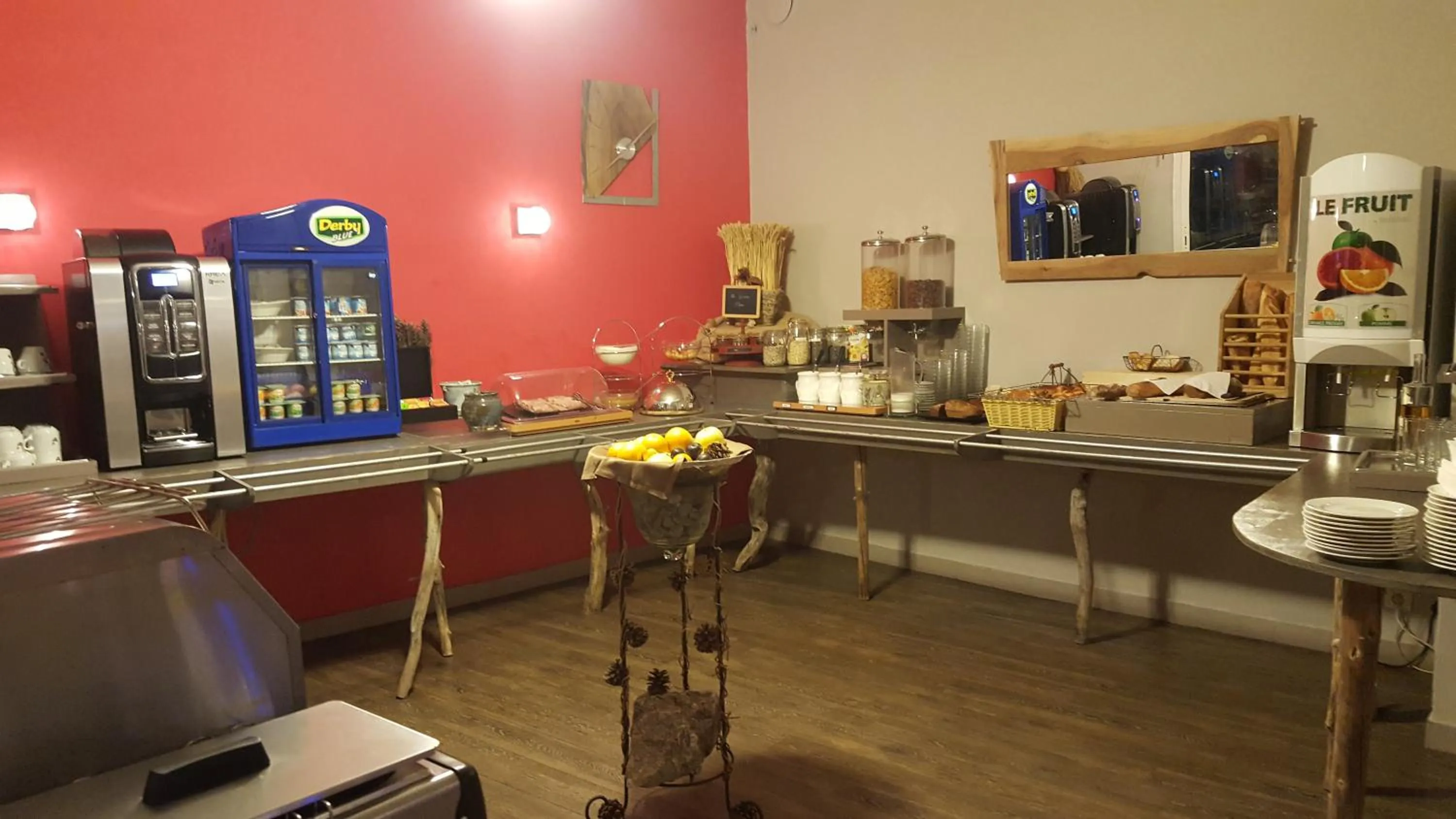 Buffet breakfast in Hôtel & Spa Les Bartavelles