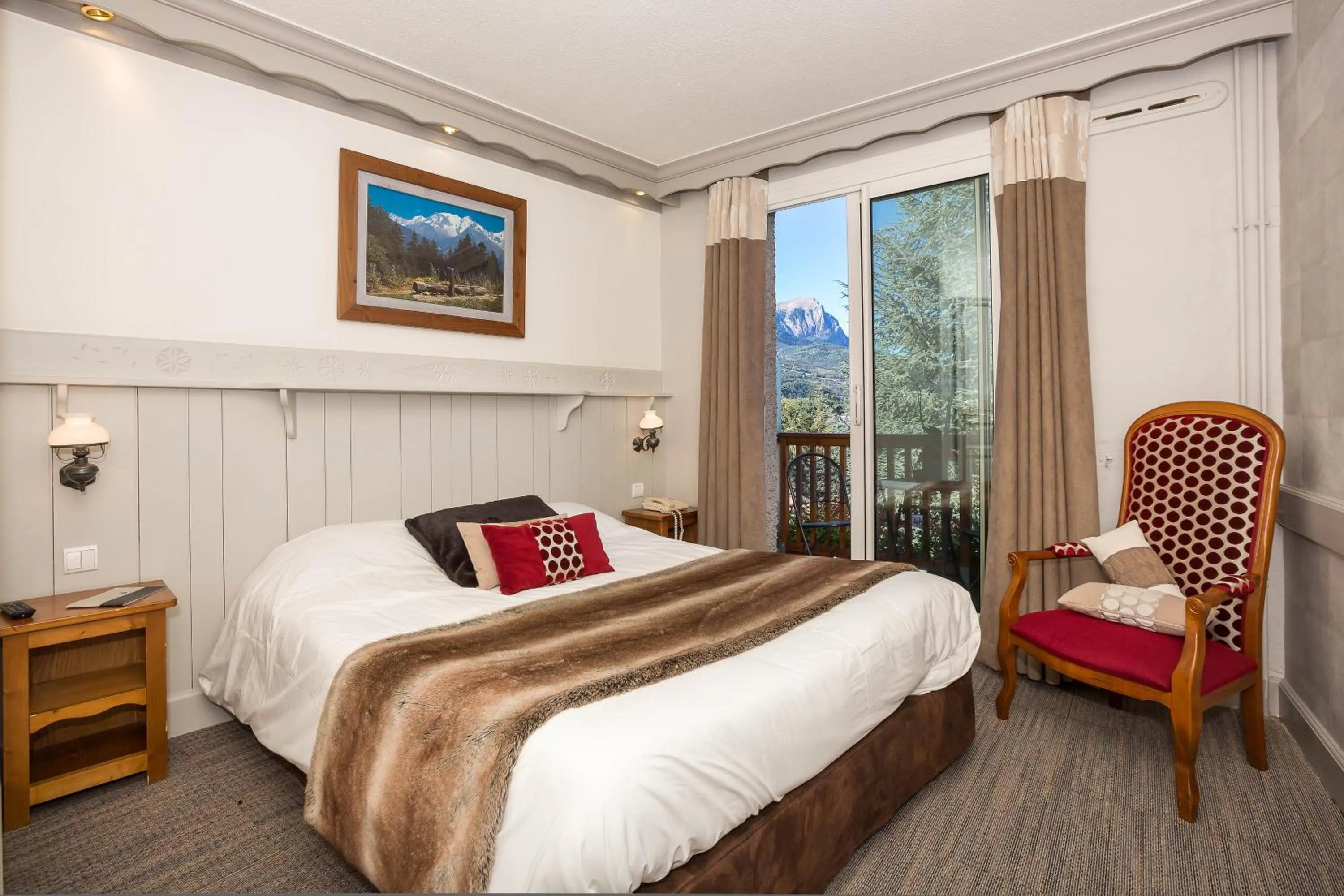 Bedroom, Bed in Hôtel & Spa Les Bartavelles