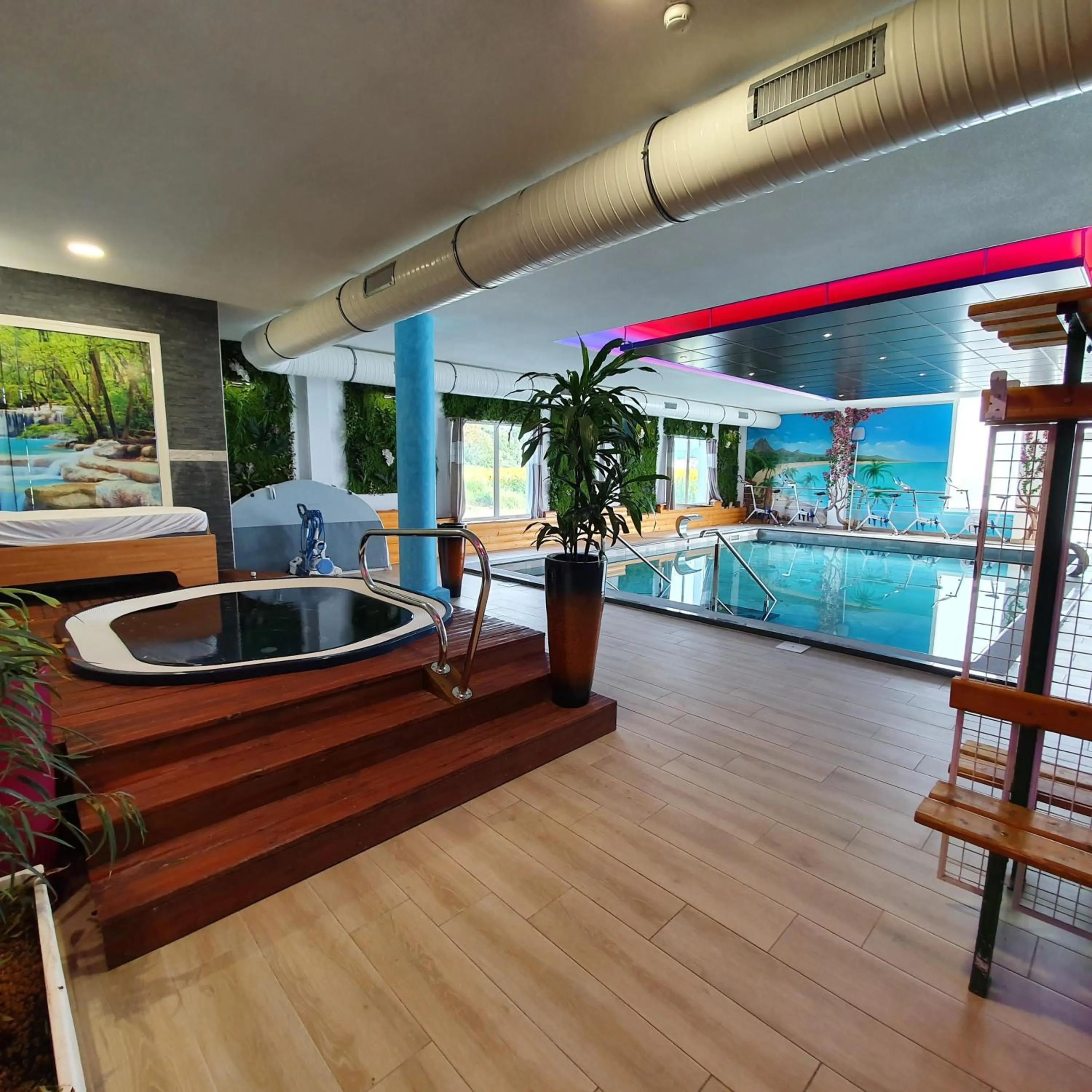 Pool view in Best Western Hotel & SPA Pau Lescar Aeroport