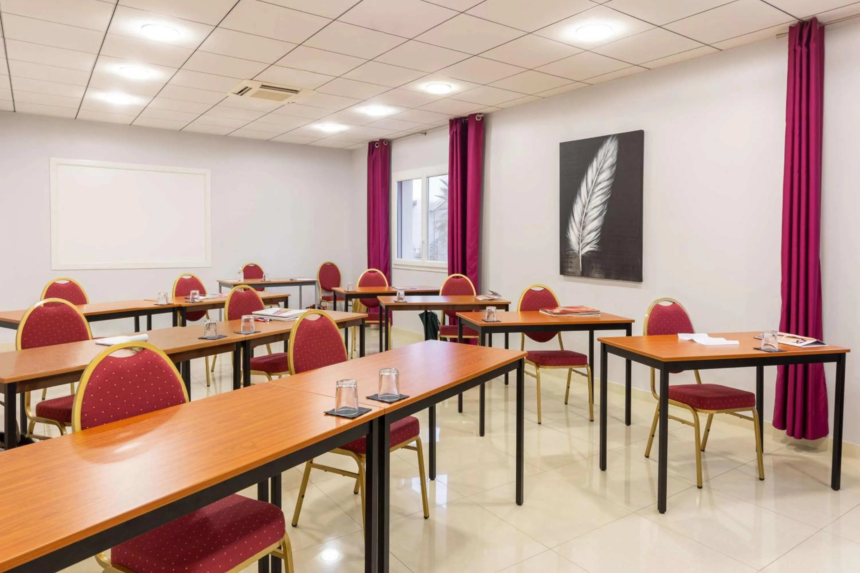 Meeting/conference room in Best Western Hotel & SPA Pau Lescar Aeroport