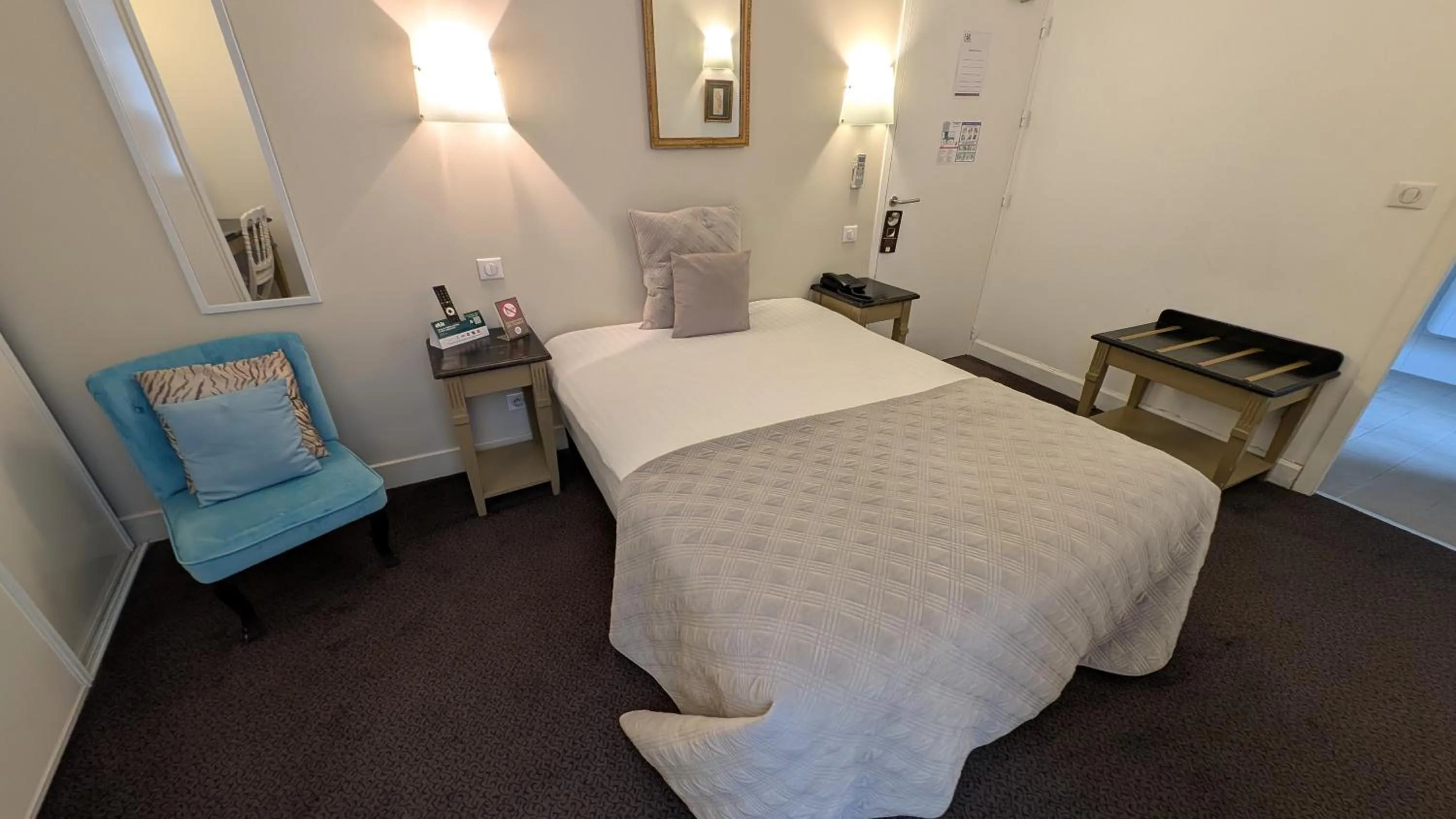 Bed in Logis Hôtel Restaurant du Parc