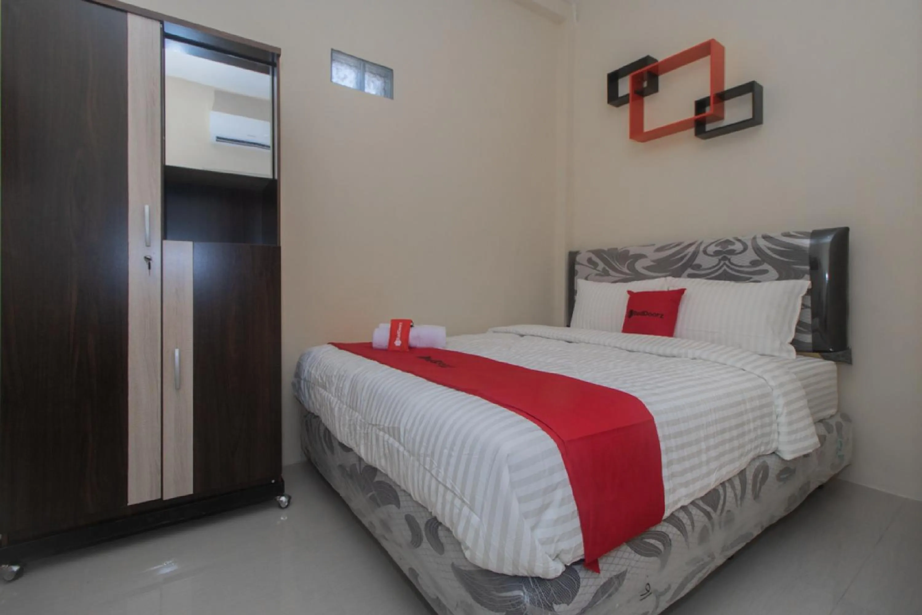 Bedroom, Bed in RedDoorz Syariah near Politeknik Negeri Madiun